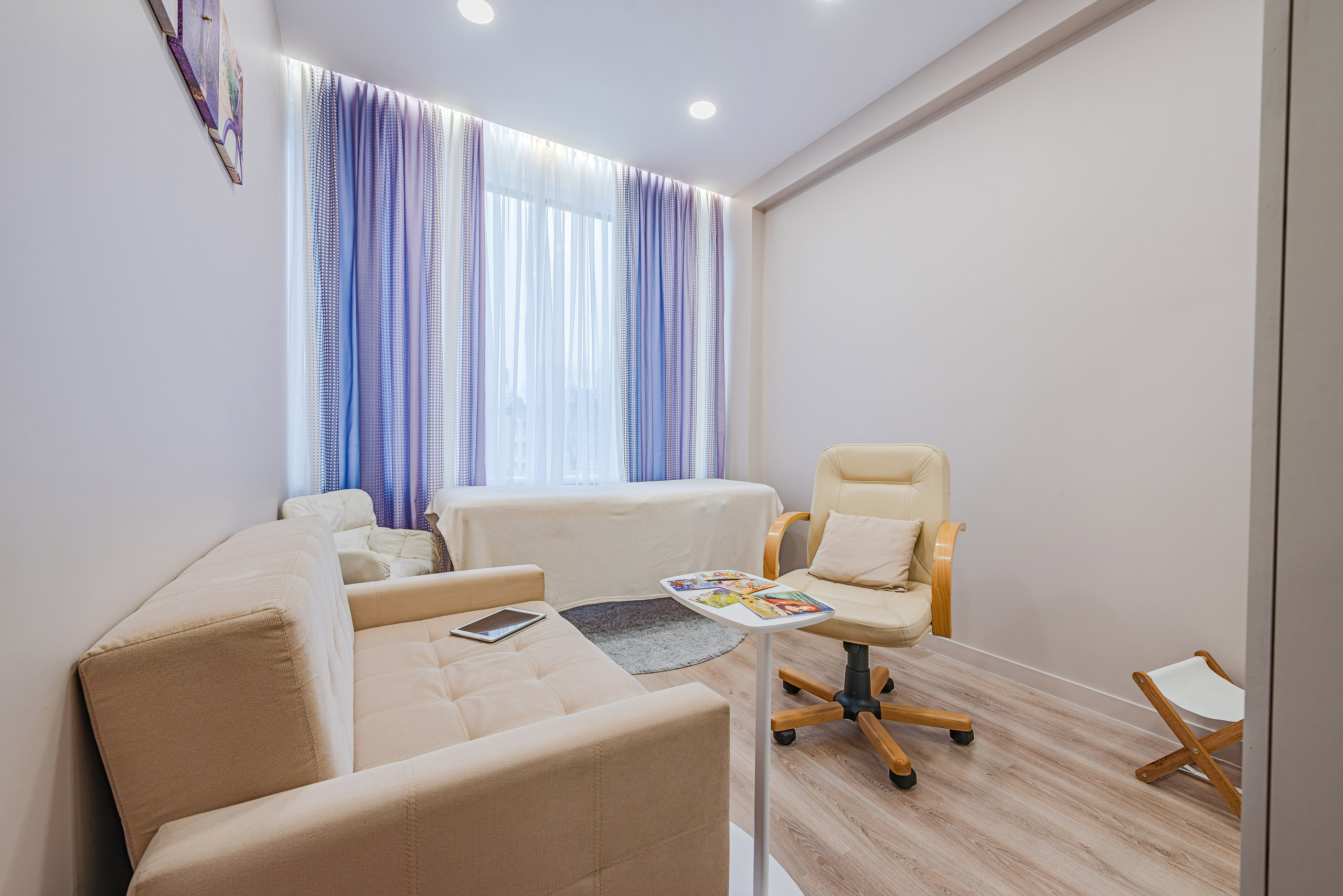 Профессиональная интерьерная фотосъемка кабинета психолога в Москве, в светлых тонах