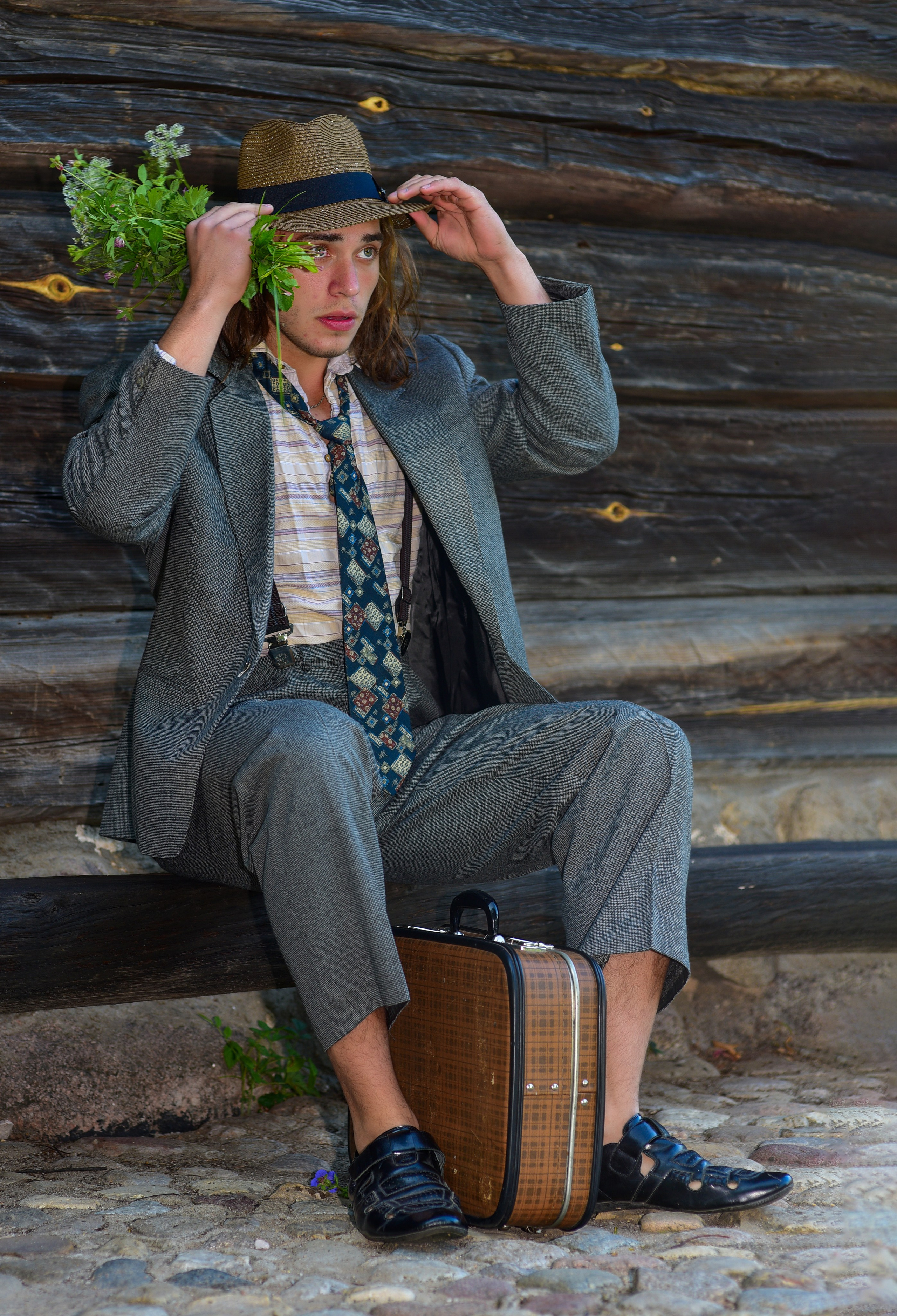 Вязынка ,молодой парень , мужчина , серьезные намерения , букет , шляпа , чемодан ,костюм , волнение  ,подготовка к важному событию , встреча , встреча с родными , встреча после олгой разлуки , ожидание ,родной дом ,дом , деревня 