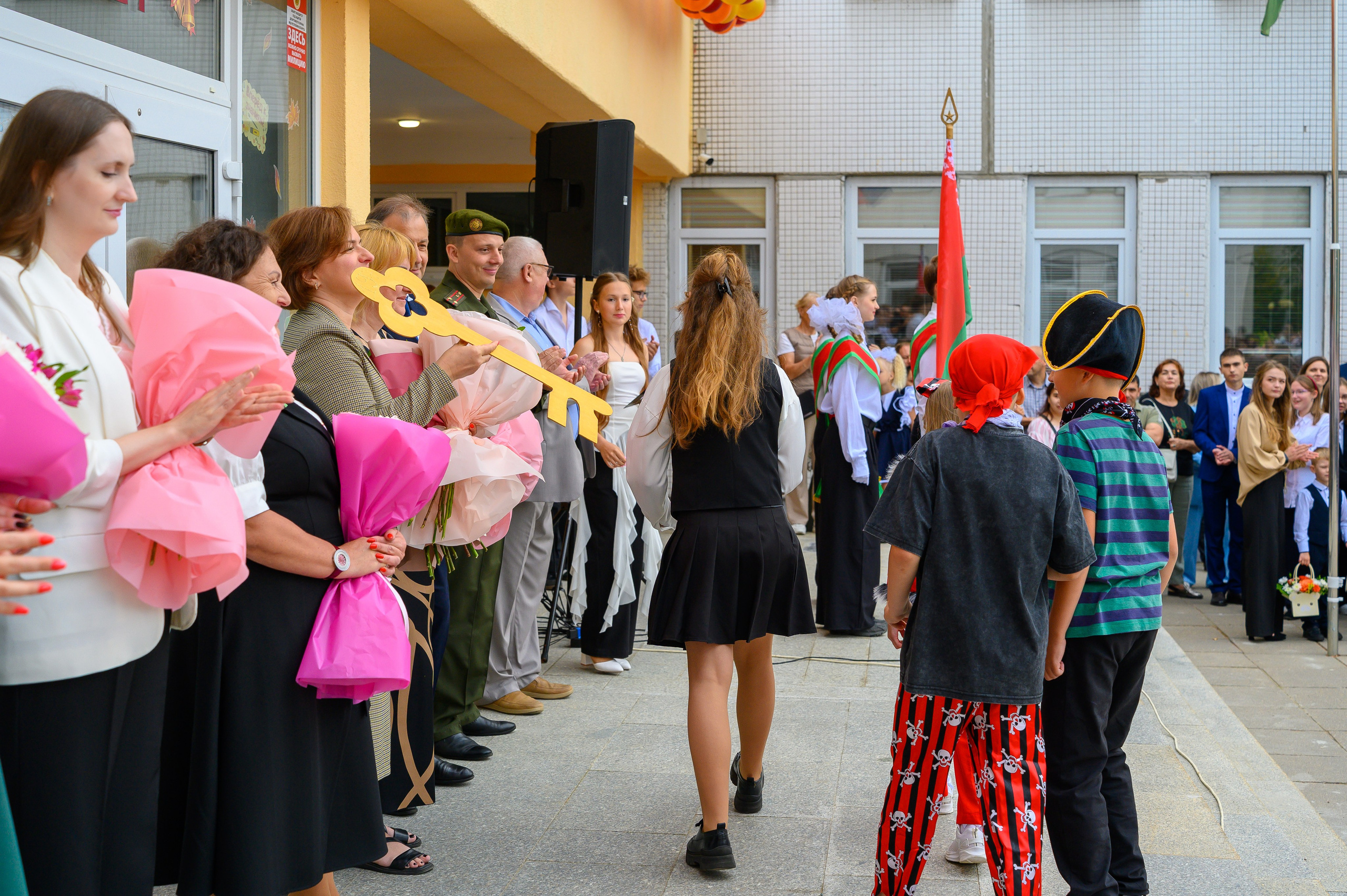Вот звучит первый звонок, перед этим долгое приготовление к новому этапу в жизни, Яромир идет в школу. Фотоуслуги, услуги фотографа, фотографирование важных событий