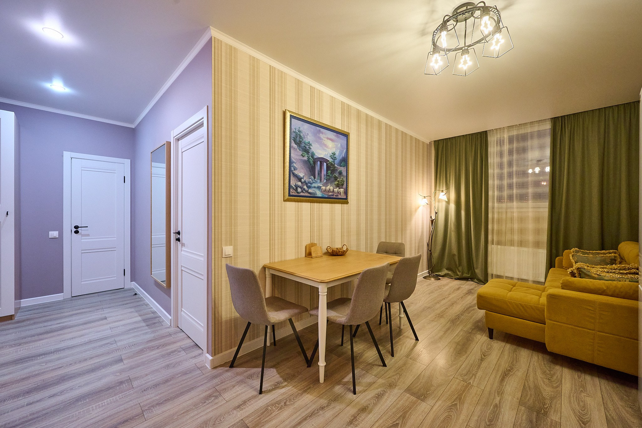 коридор с розовыми обоями белыми дверями со светлыми стульями и столом зеленые шторы 