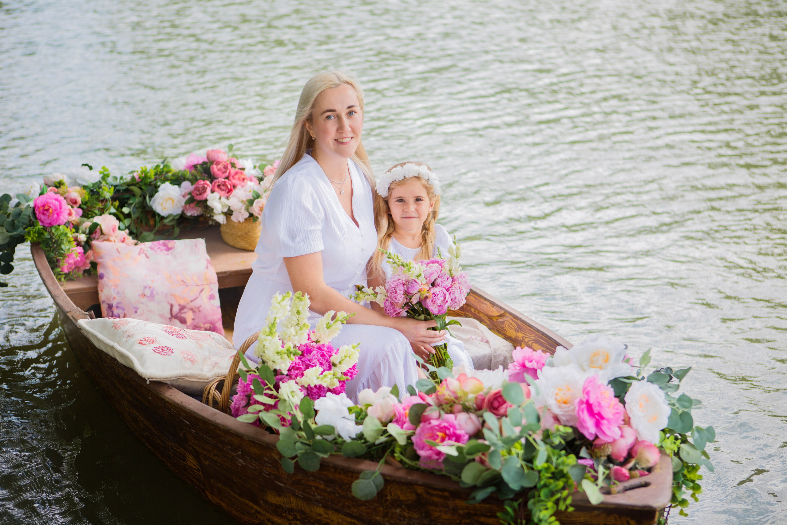 Лодка с пионами. Свадебный семейный и детский фотограф в Краснодаре Карина Федоровская