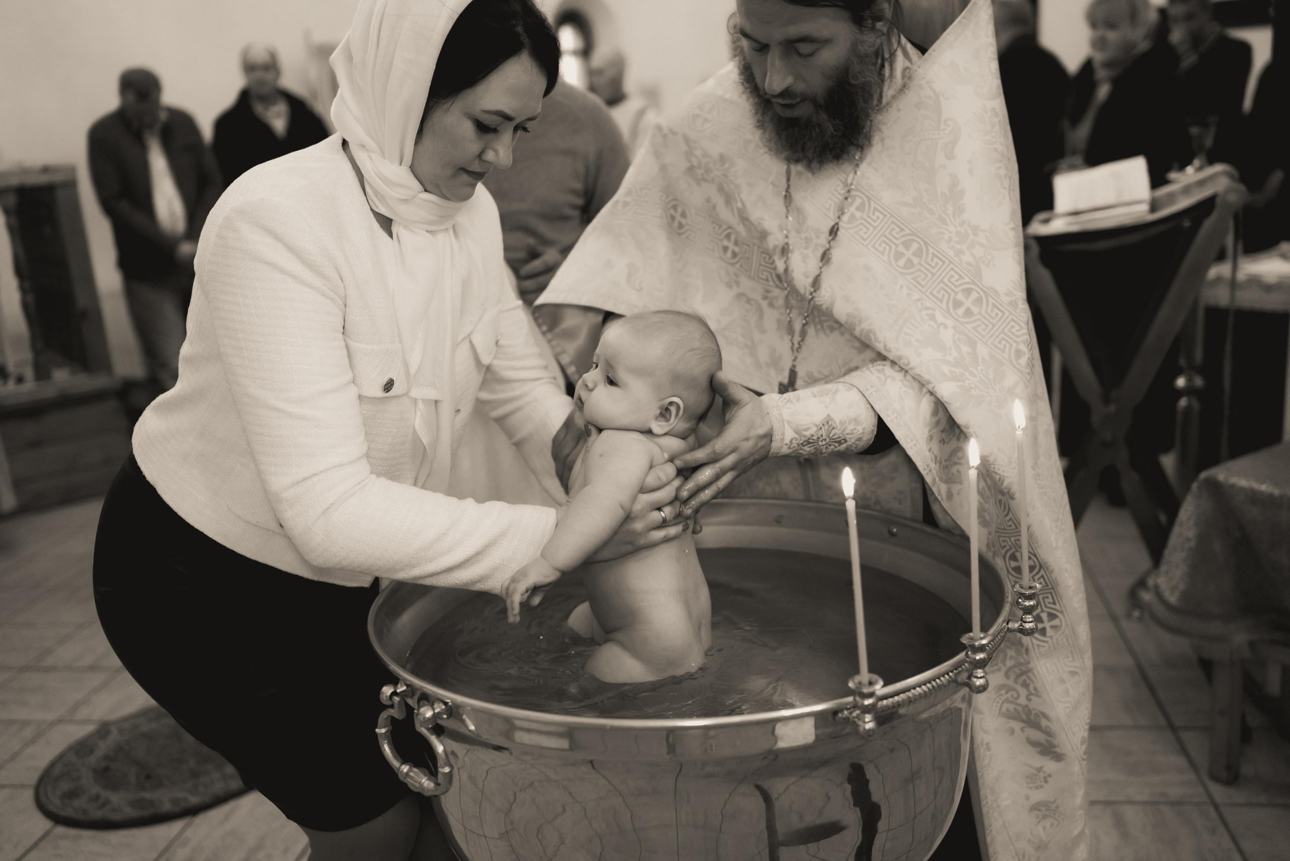 Крещение в храме Серафима Саровского  в Раеве г. Москва. Фотограф Ксения Огородова портфолио