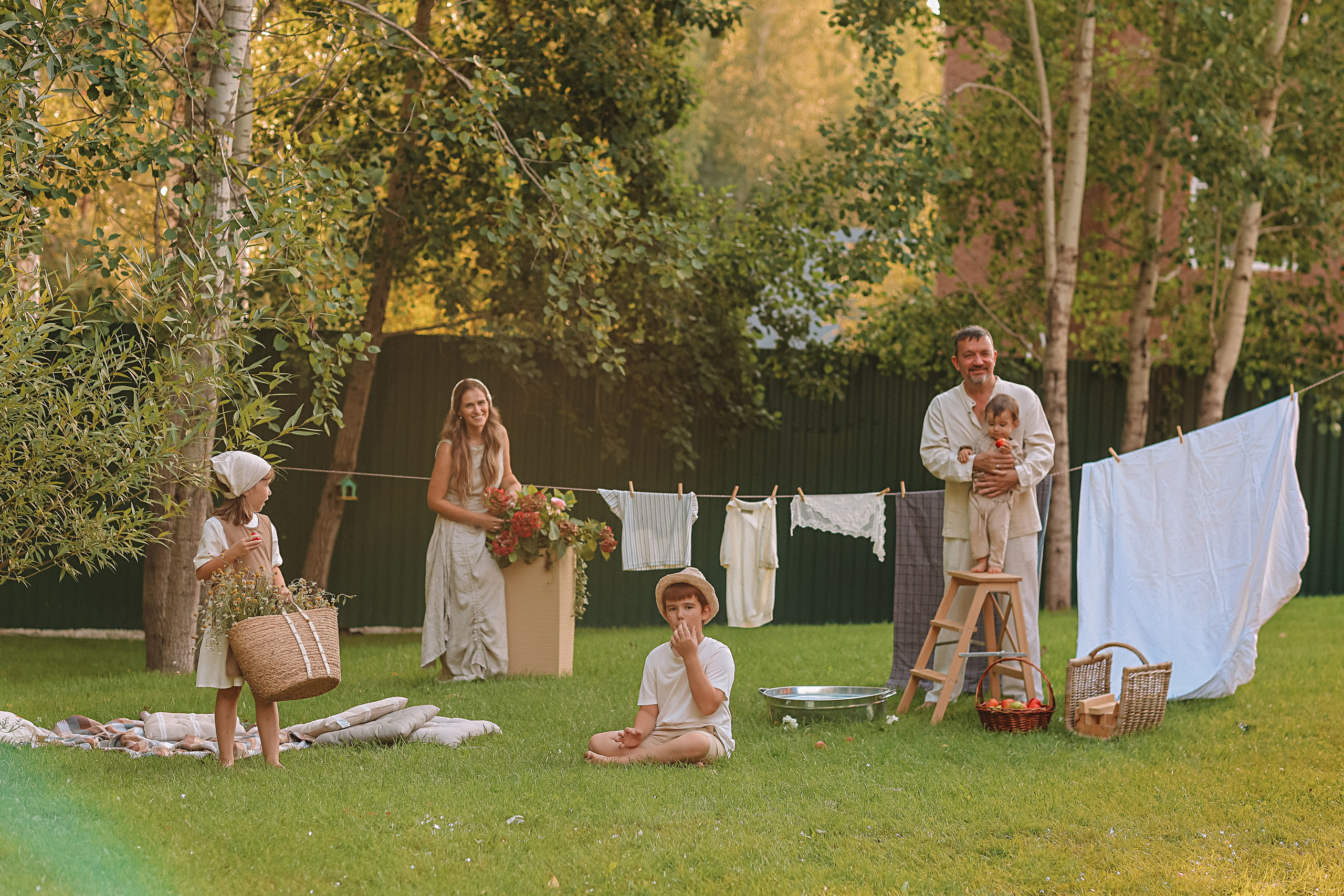 Стирка у дома. Семейный фотограф Тюмень, фотограф на роды Салмина Мария