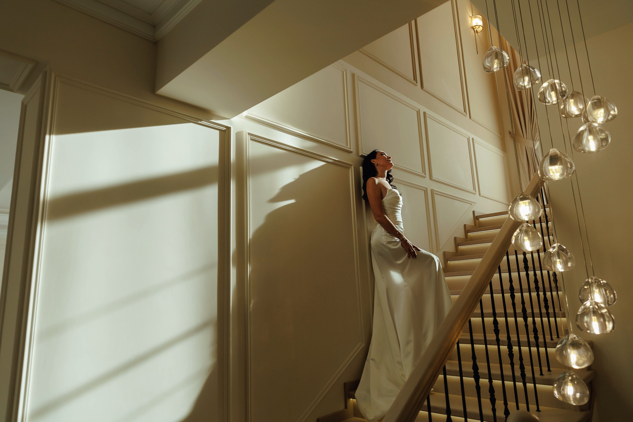 Невеста позирует на лестнице в Воронеже