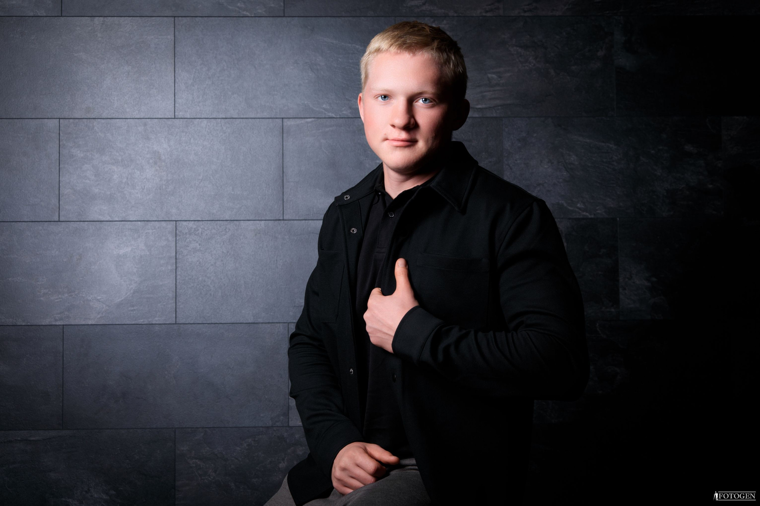 Профессиональная мужская фотосессия в Fotogen: Ваша история в кадре. Интерьерная фотостудия FOTOGEN г. Краснодар