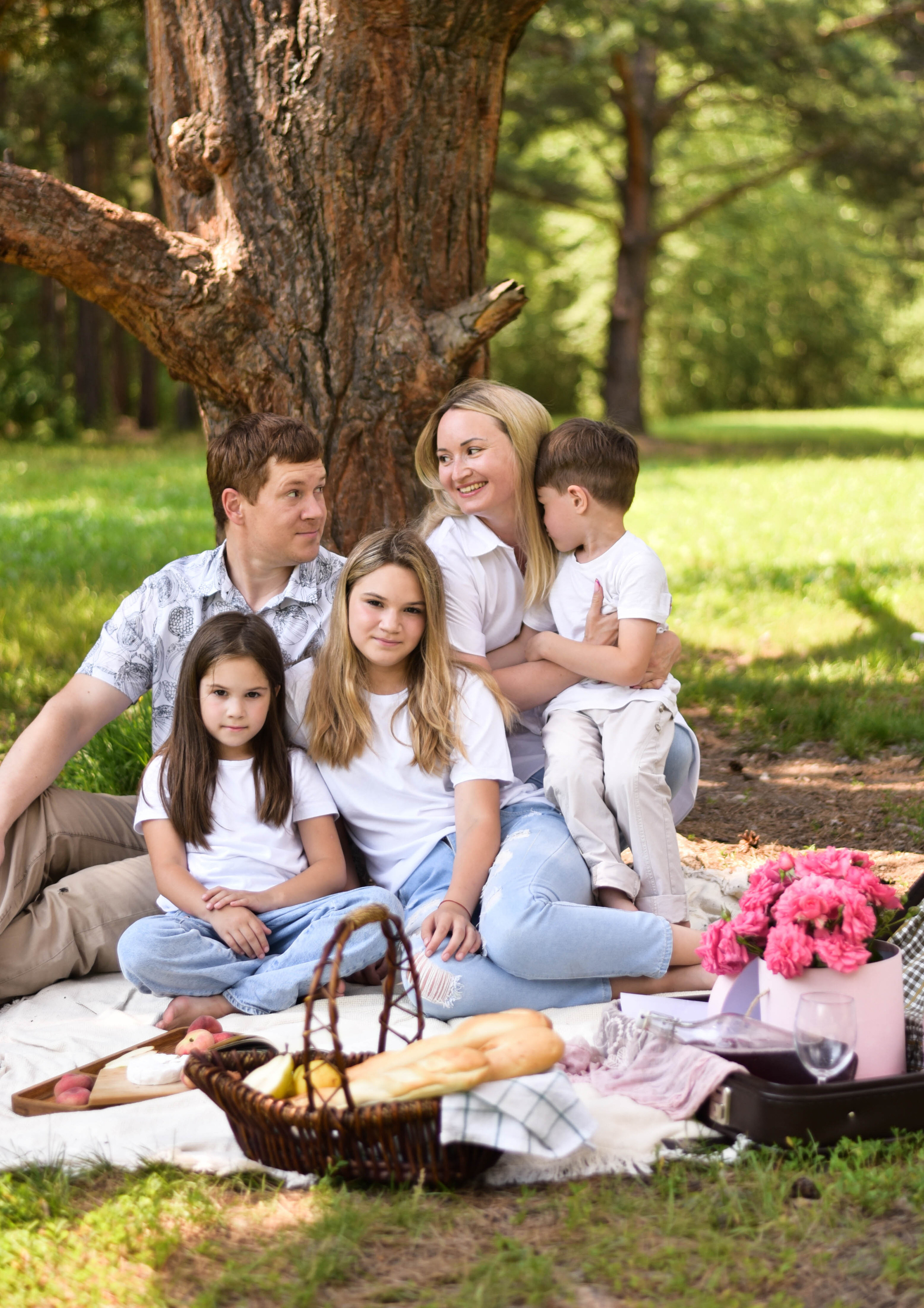 Пикник под деревом. Фотограф Юлия Гревцова