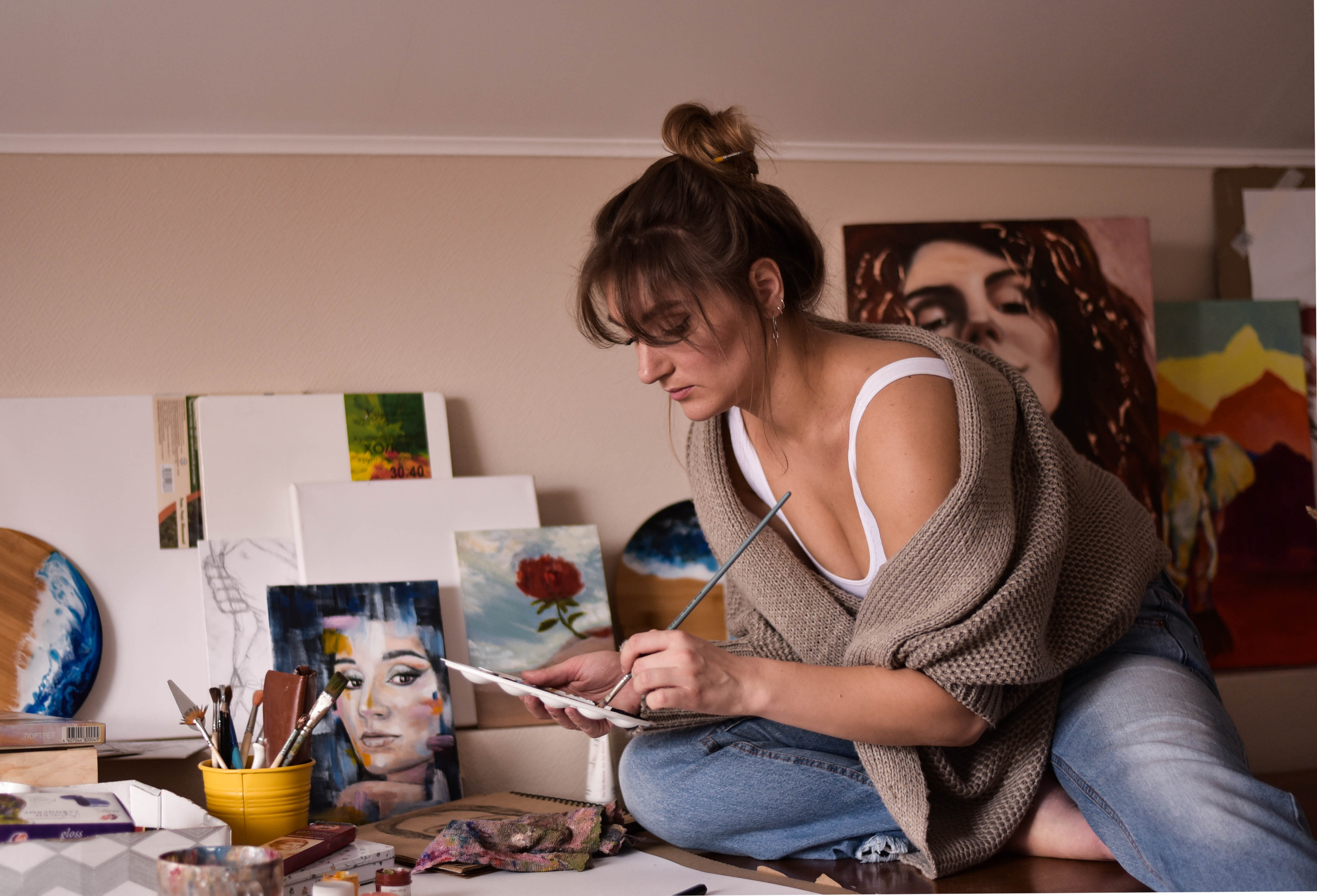 Женщина с кисточками. Фотограф Юлия Гревцова