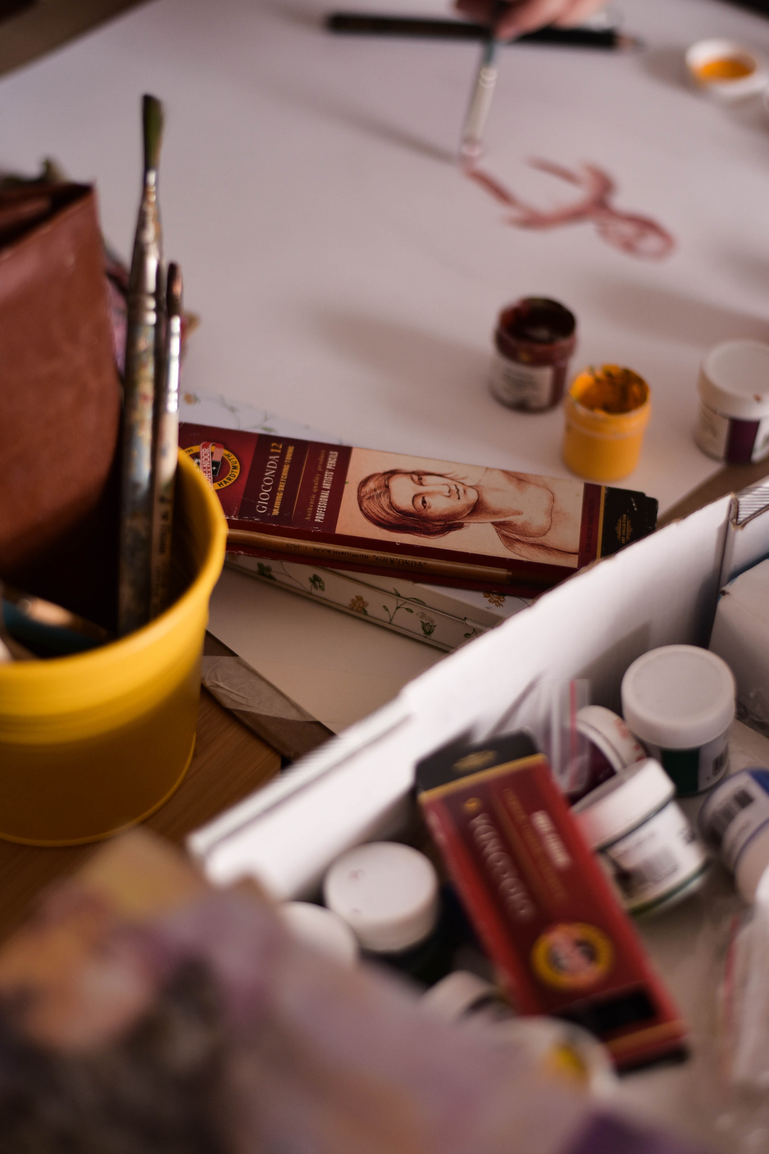 Женщина с кисточками. Фотограф Юлия Гревцова