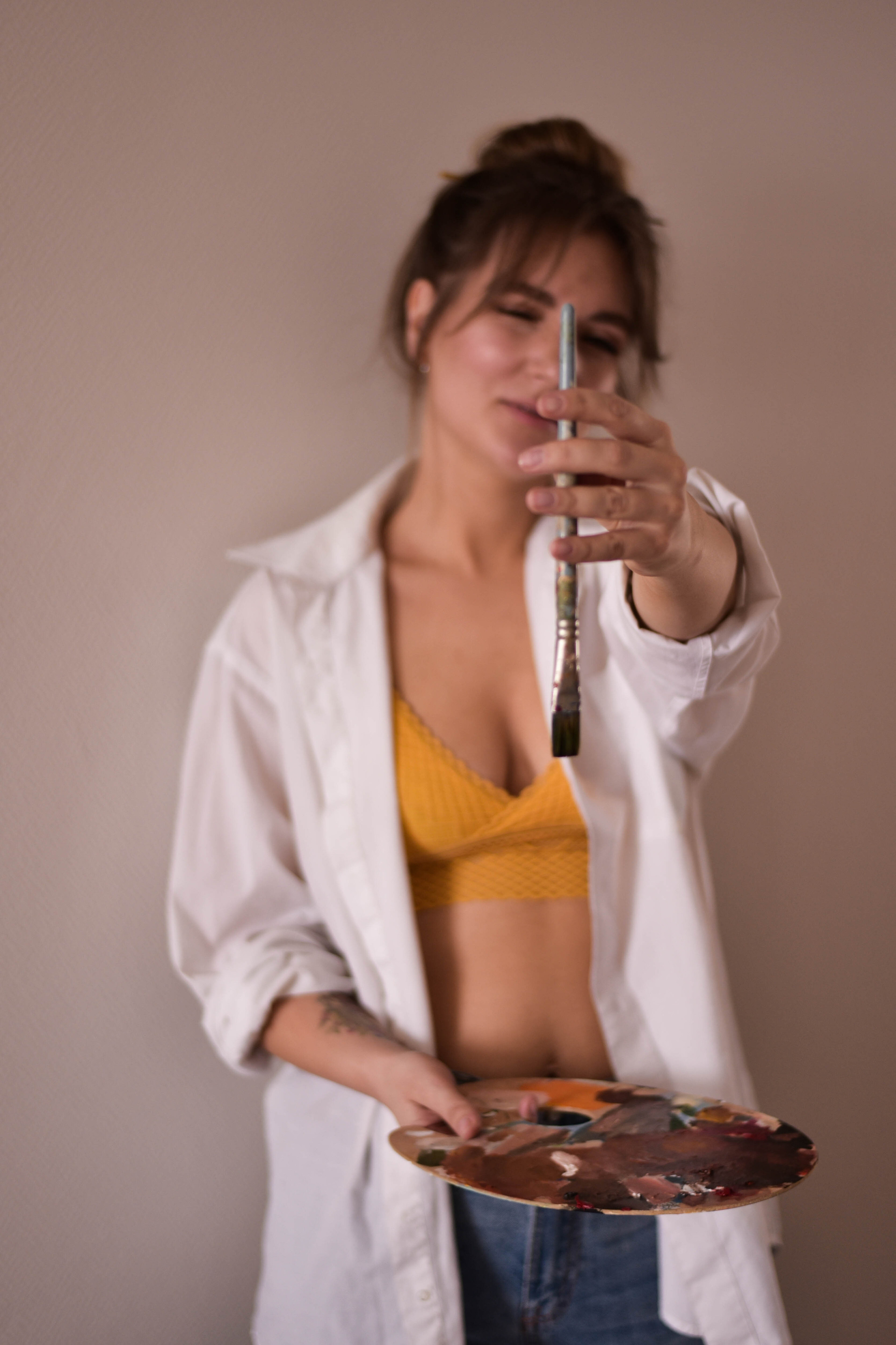 Женщина с кисточками. Фотограф Юлия Гревцова