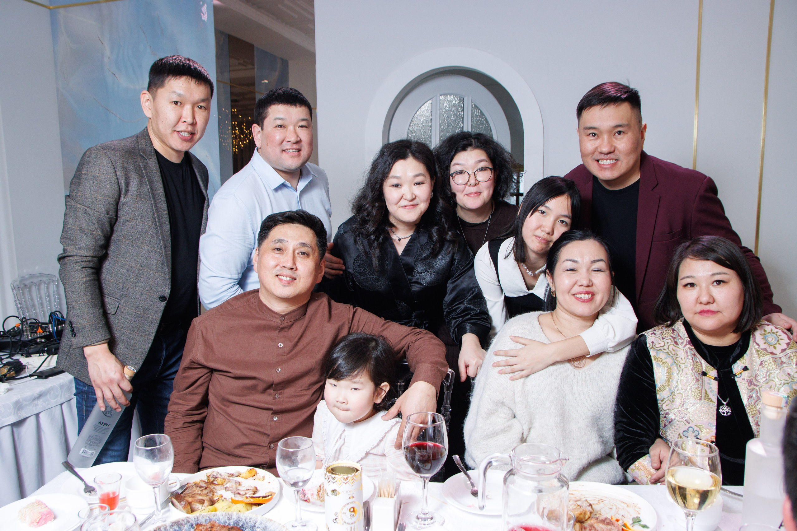 Общее фото гостей за столом