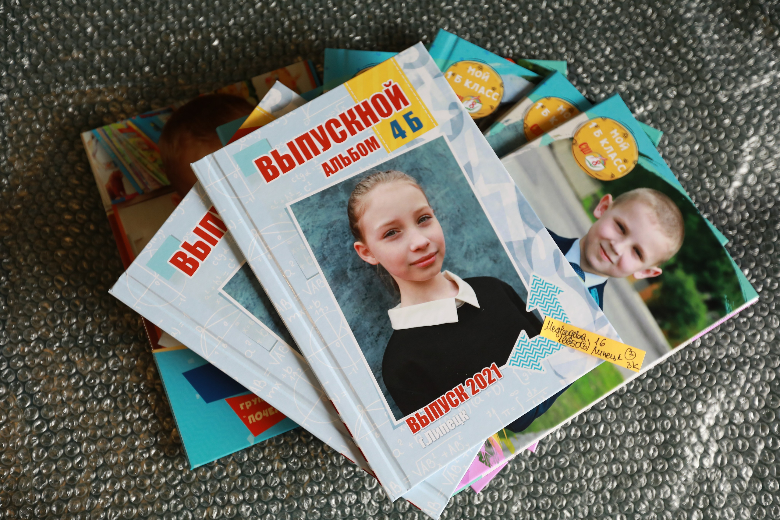 Готовые выпускные альбомы. Medlori fotobook Выпускные альбомы в Липецке Лариса Медведева