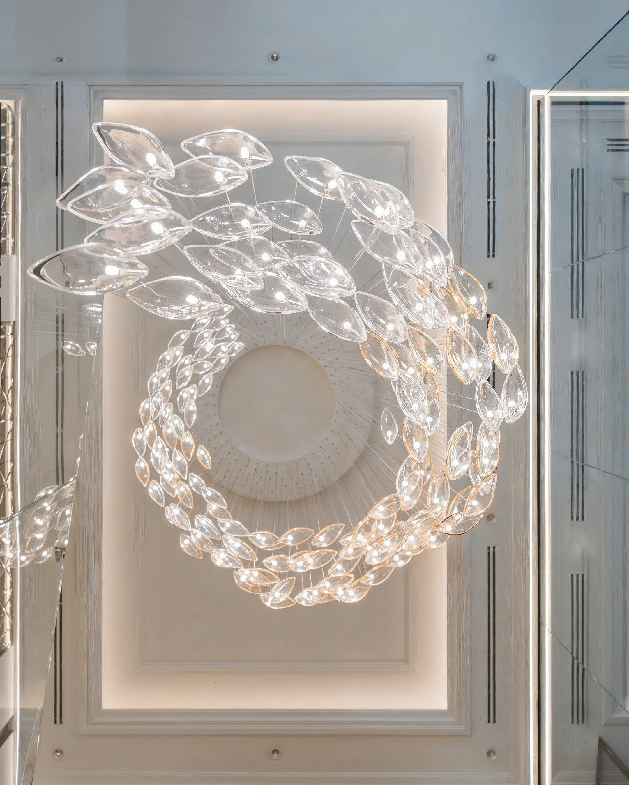 Дизайнерская люстра из стекла и металла — современный элемент интерьера в проекте Валерии Котович