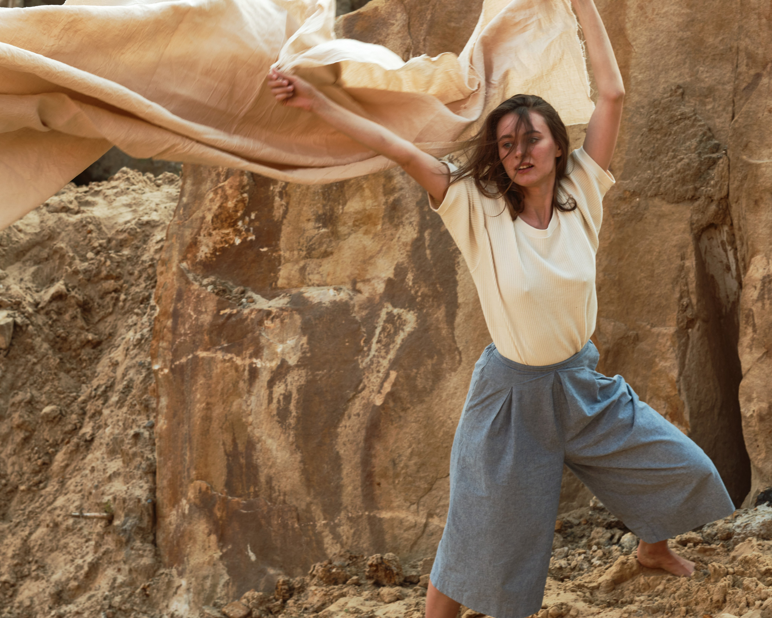 Светлана в пустыне (на пляже). Фотограф Максим Ерёмин
