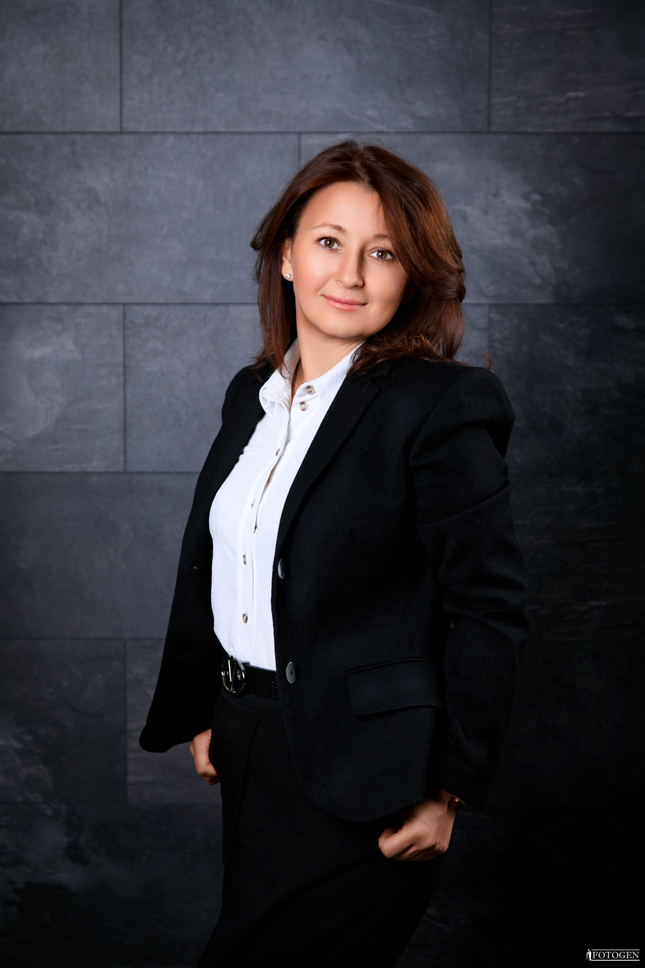 Женский деловой портрет | Бизнес фотосессии от Fotogen. Интерьерная фотостудия FOTOGEN г. Краснодар