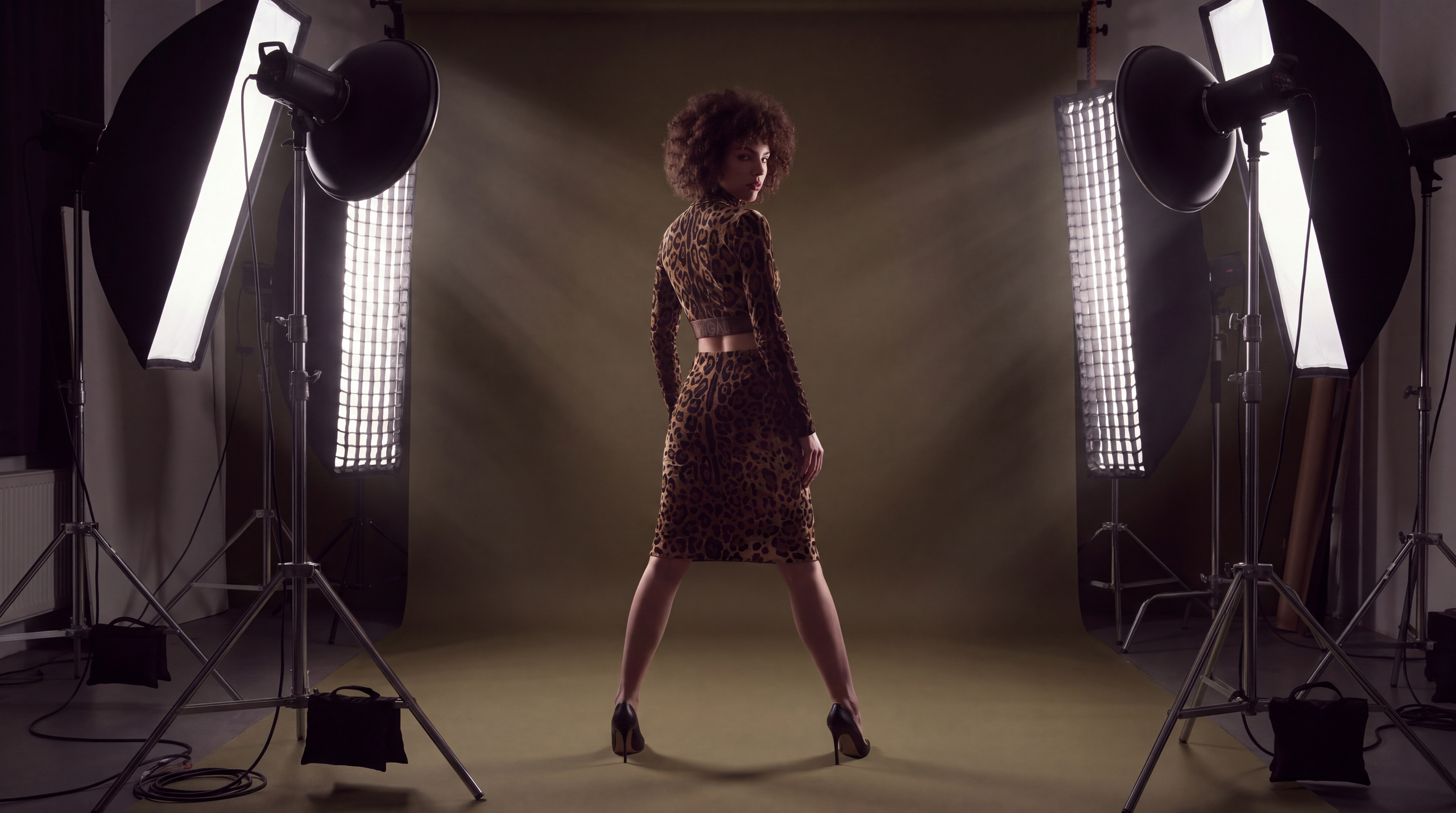 Студийная фотосессия Кати — костюм DOLCE & GABBANA. #antonfotomaster Фотограф, AI-креатор, мастер нейровизуала в Москве Антон Фролов