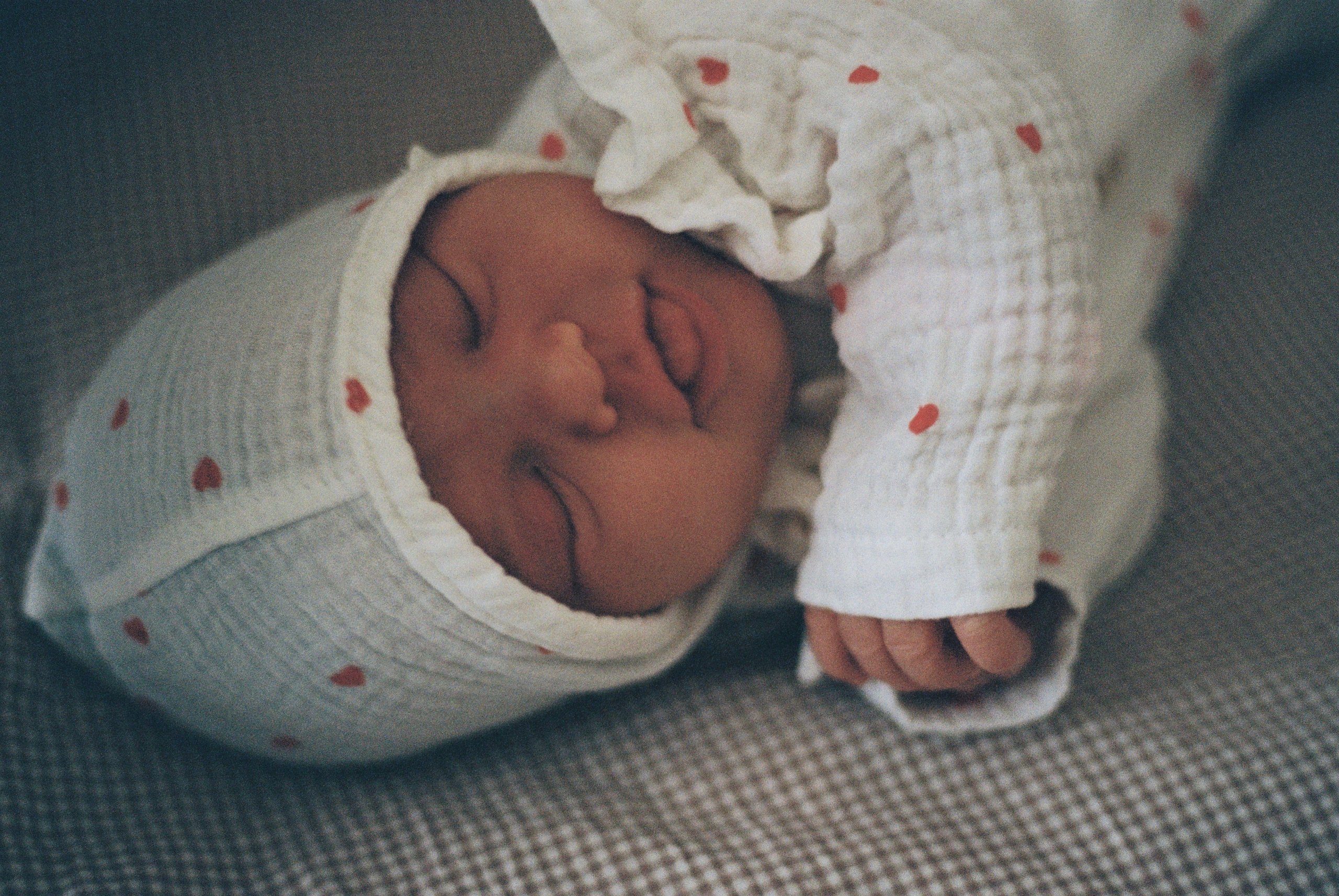  пленка Kodak. Портрет семьи, портрет с родителями, пленочный фотограф, семейная фотография, семейный фотограф Москва, фотограф пленочный москва Крупный план спящего младенца. Пухлые щечки, длинные ресницы.