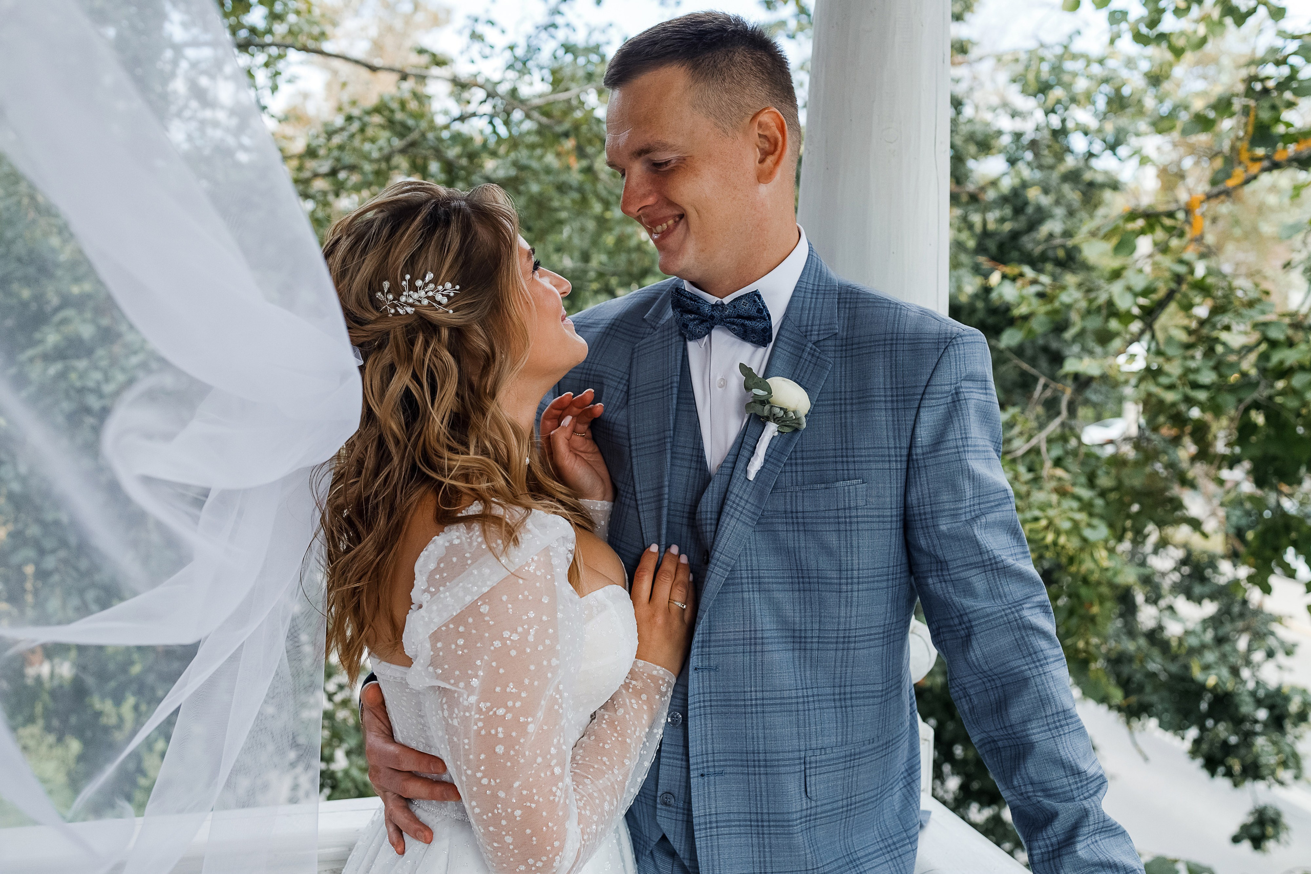 Трогательная выездная церемония в уютном дворике отеля. Олег Сверчков | Свадебный фотограф Вологда