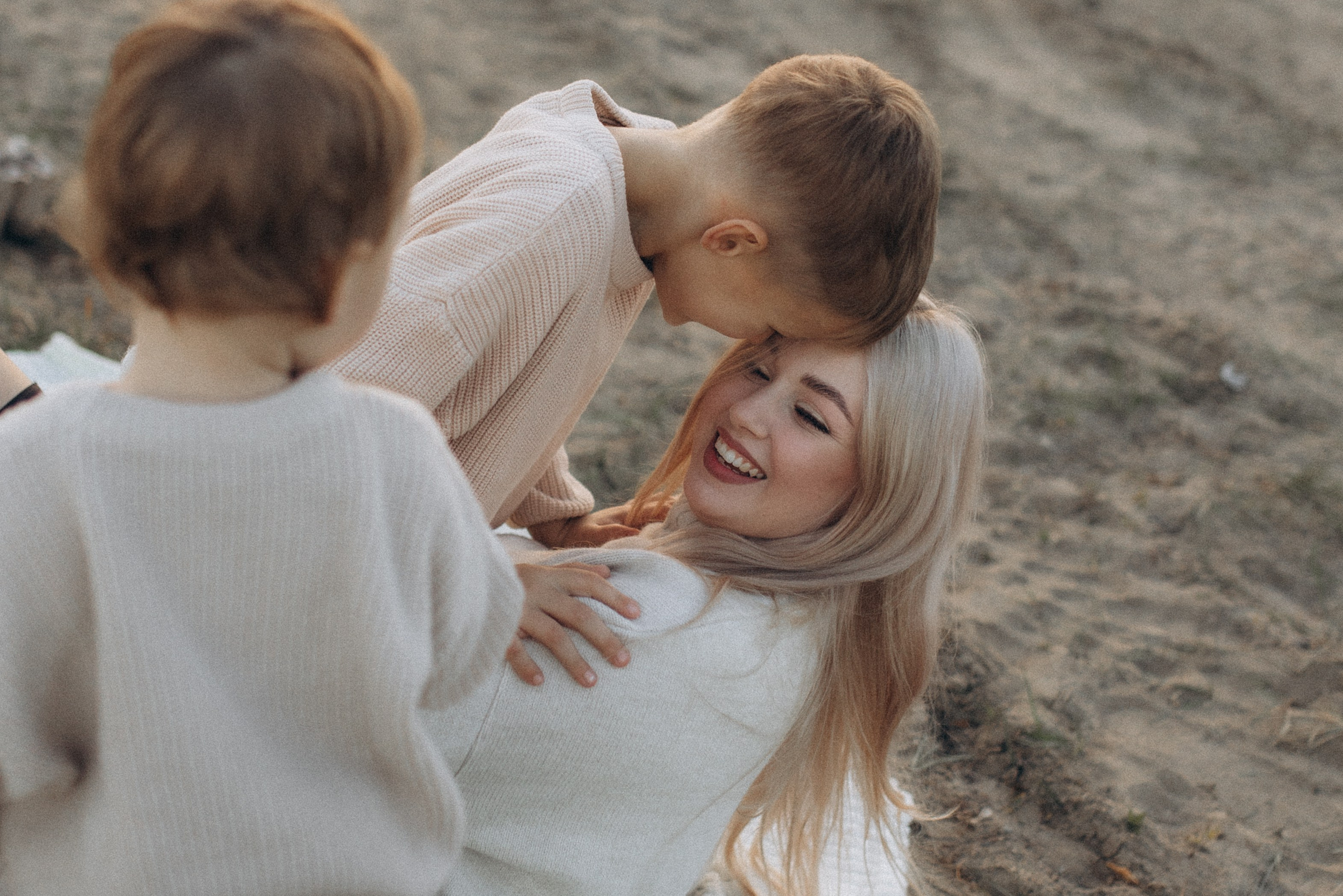 Альбина с сыновьями, сентябрь. Семейный фотограф lifestyle в Новосибирске Елена Шпилевая