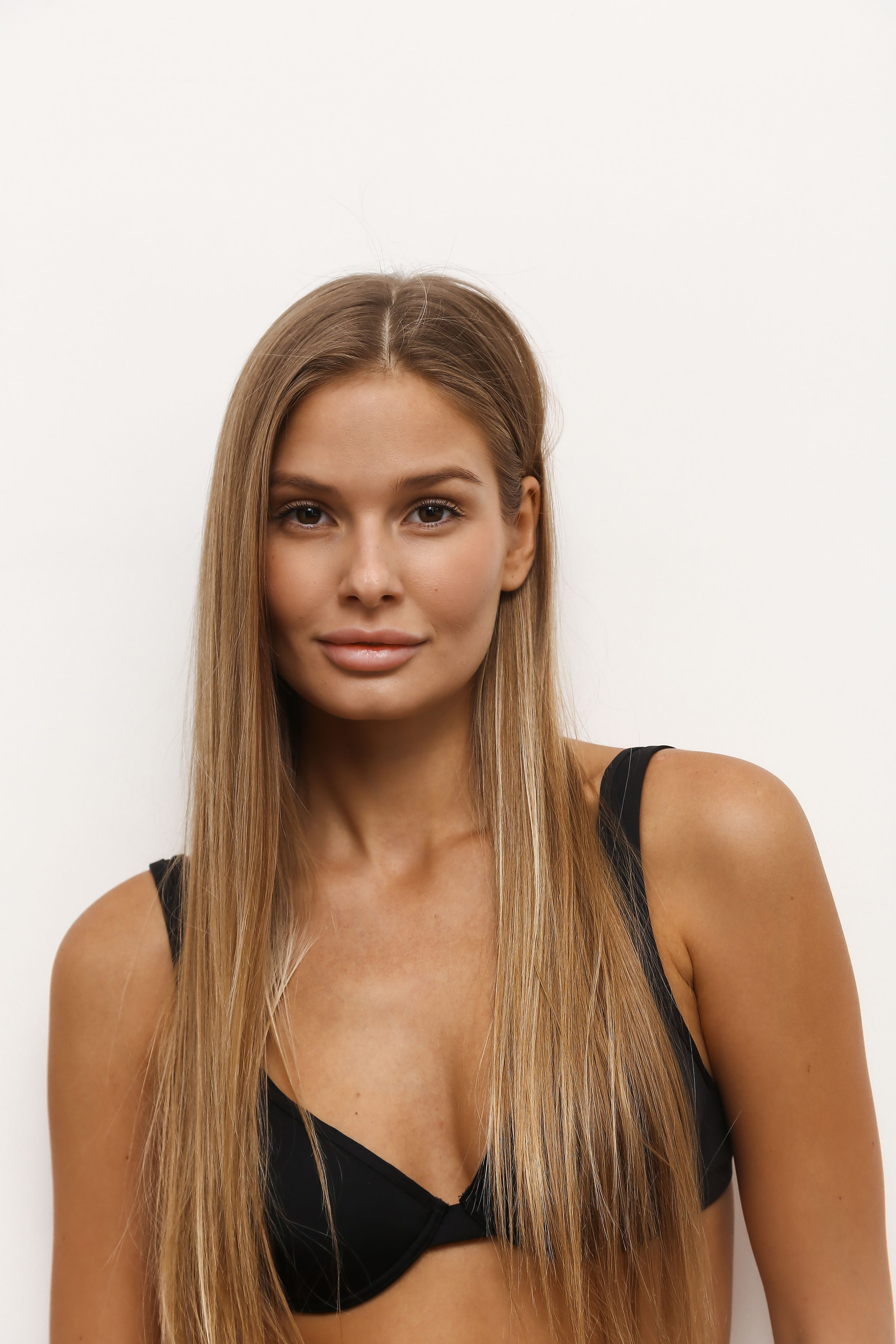 модельные тесты, снэпы, fashion фотография, модель, черный купальник, купальник, модельное агентство, белый фон, модельный бизнес, snaps, model tests, fashion, modeling agency, model portfolio, swimsuit, black swimsuit, posing, full length, natural light, fashion photography, body, body snaps, digitals, raw photos