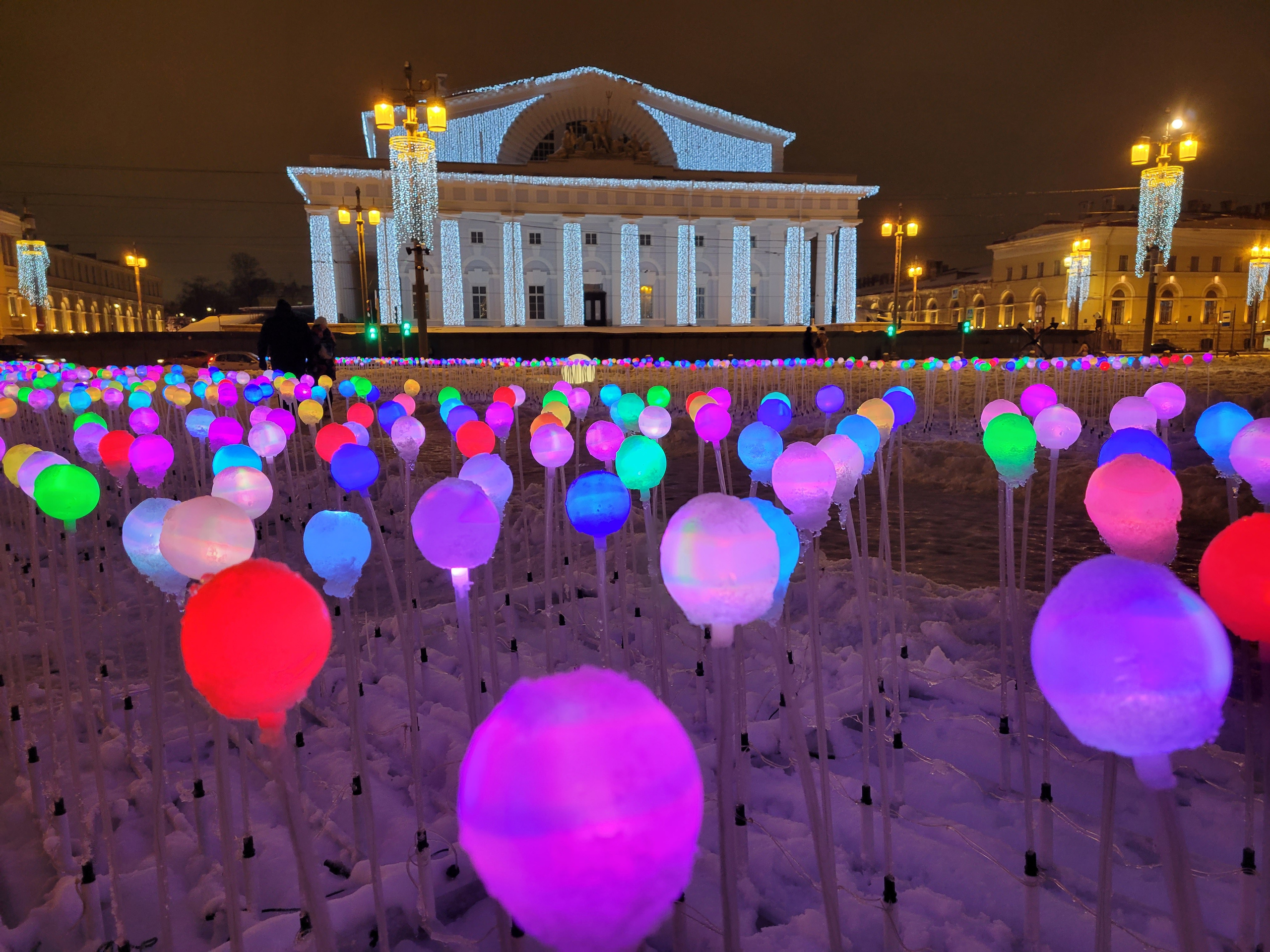 Здание биржи выглядит обновленным.Ждем завершения ремонта