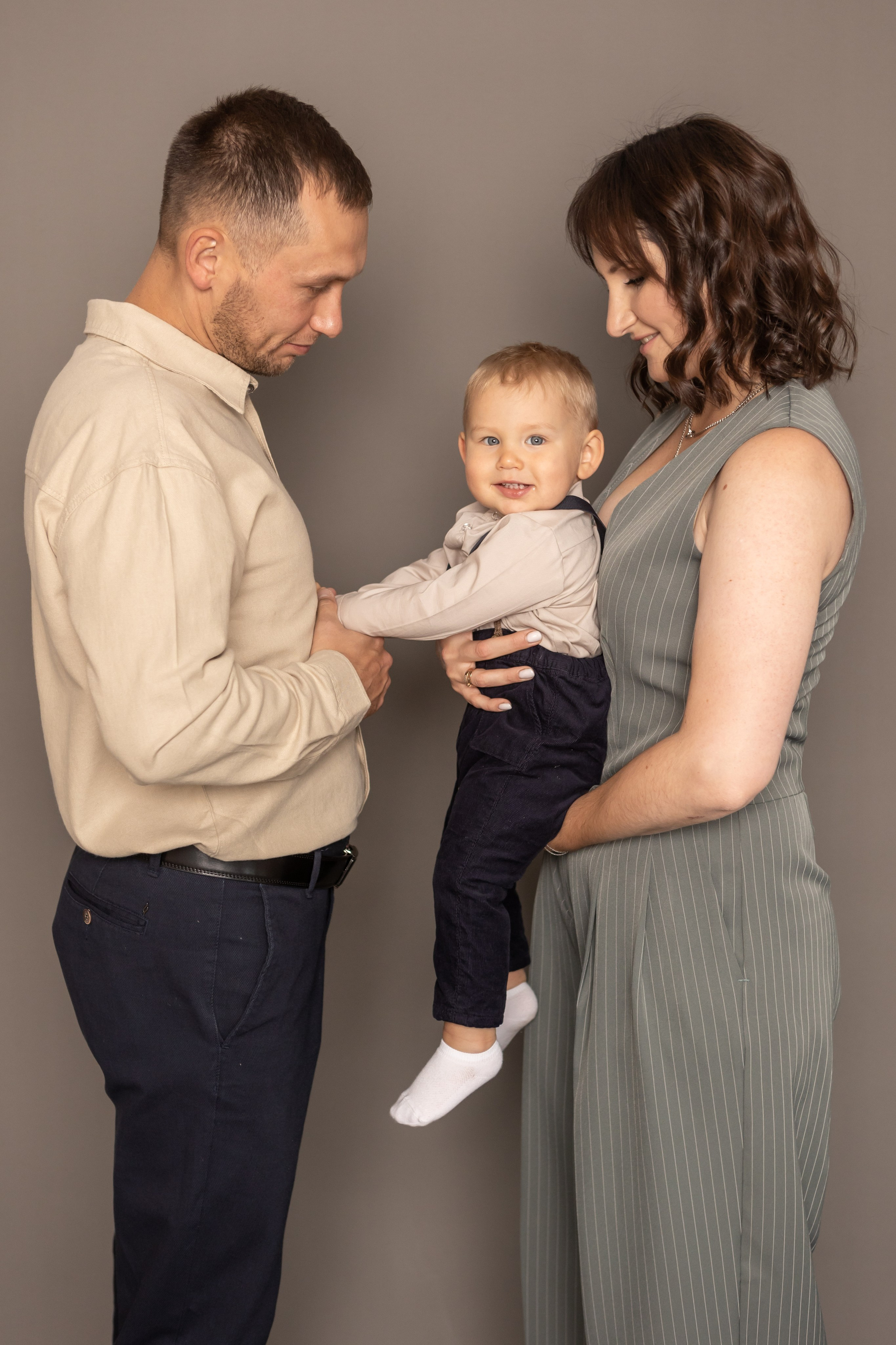 Фото с родителями на однотонных фонах. Фотограф новорожденных. Детский и семейный фотограф Марьяна Юдина