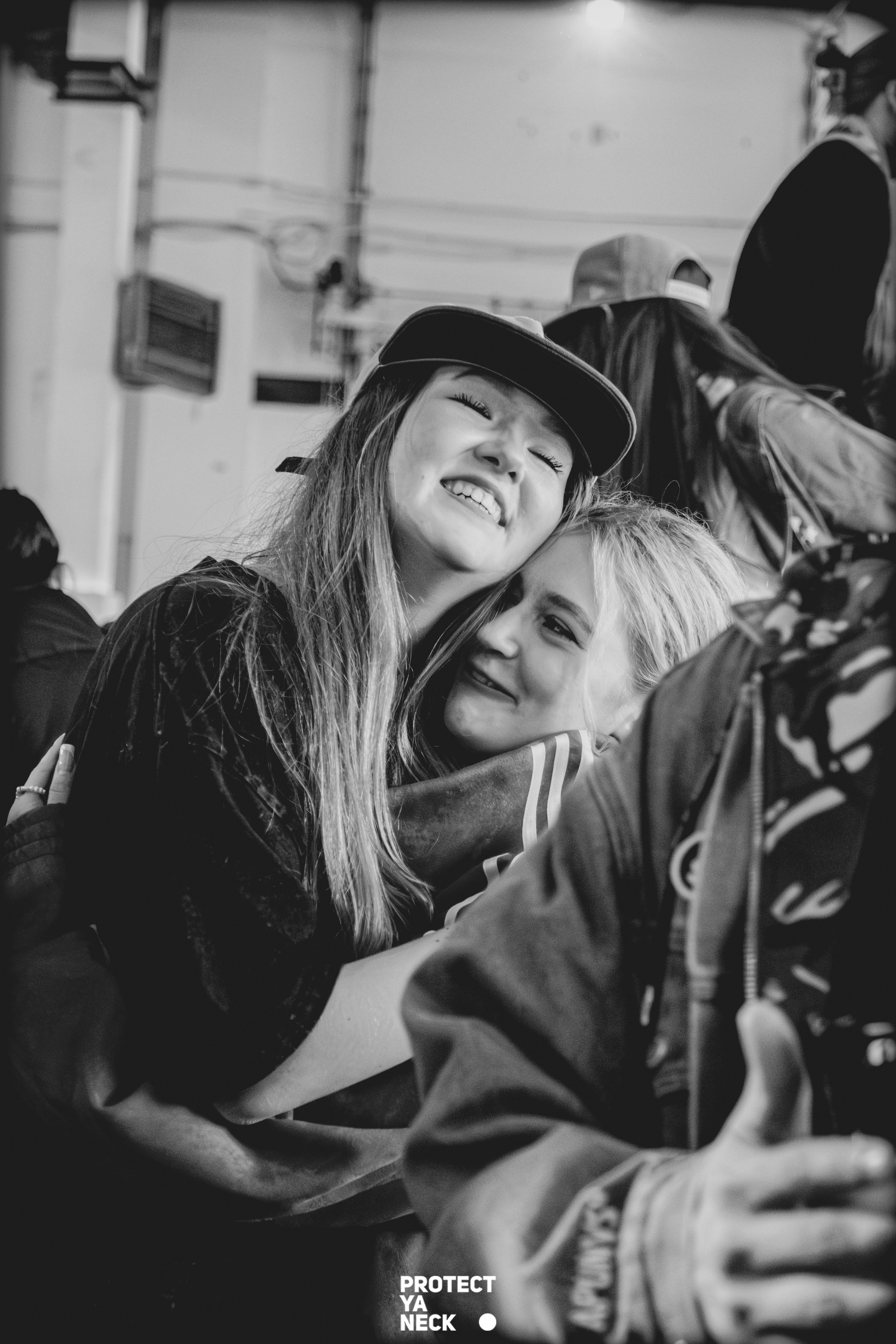 PROTECT YA NECK 22/03 (@youlovebu). Соня бу тебя сфоткала