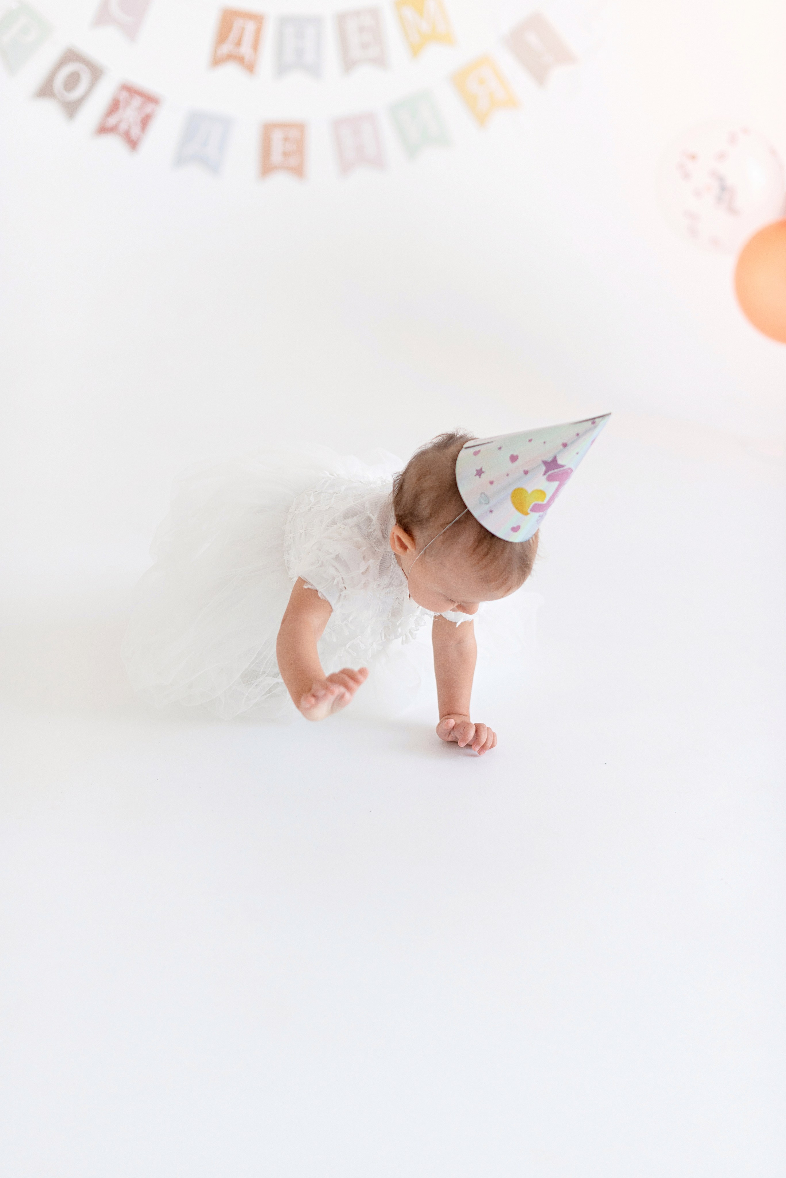 Фотосессия дня рождения малыша в студии, торт, воздушные шары, мыльные пузыри, профессиональный фотограф в Сургуте и Нефтеюганске.