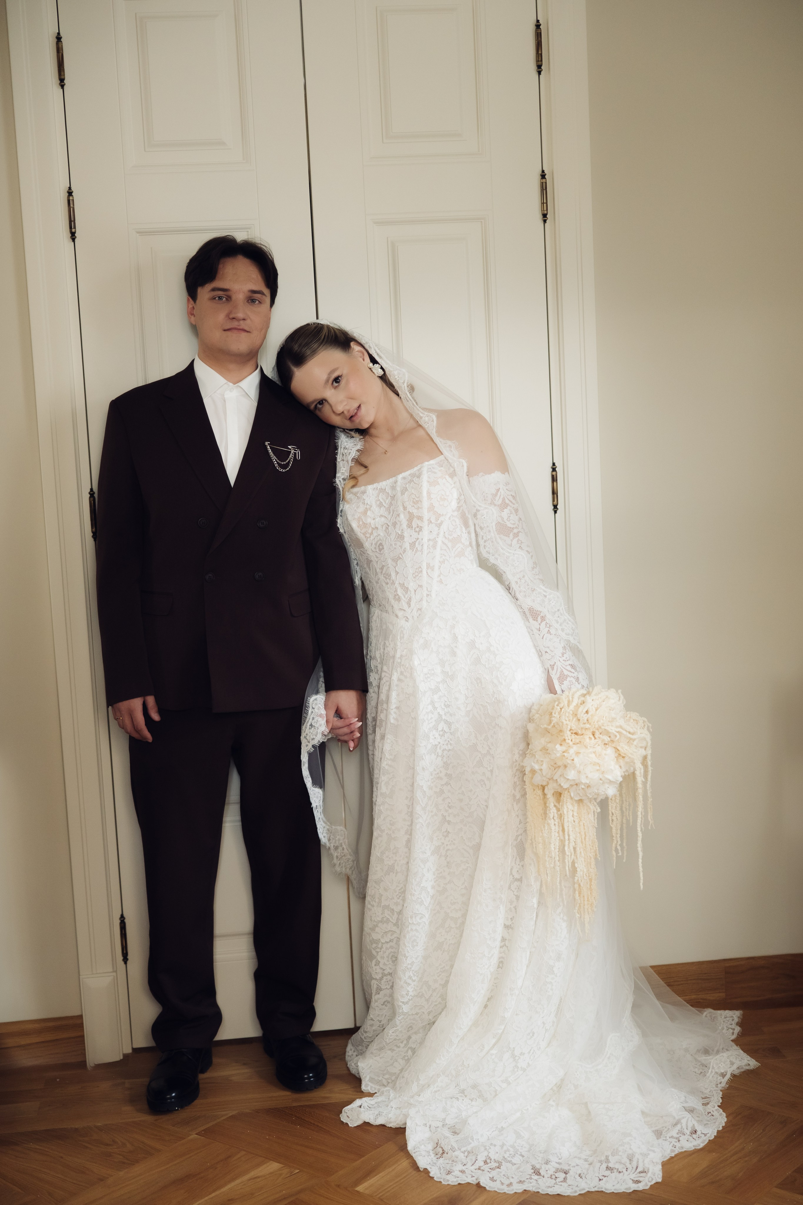 Таня и Тимур, утренние сборы в квартире и свадебный ужин. Фотограф любви в городе Казань