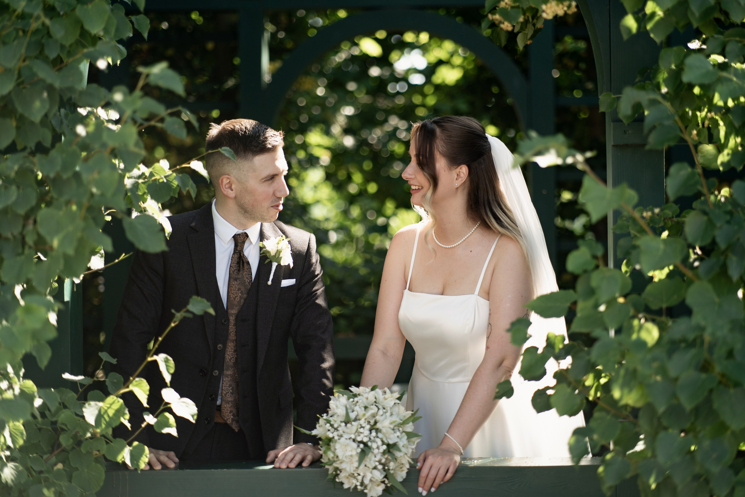 Красивые места для свадебной фотосессии летом в Санкт-Петербурге. Свадебный фотограф Александр Невский в Санкт-Петербурге