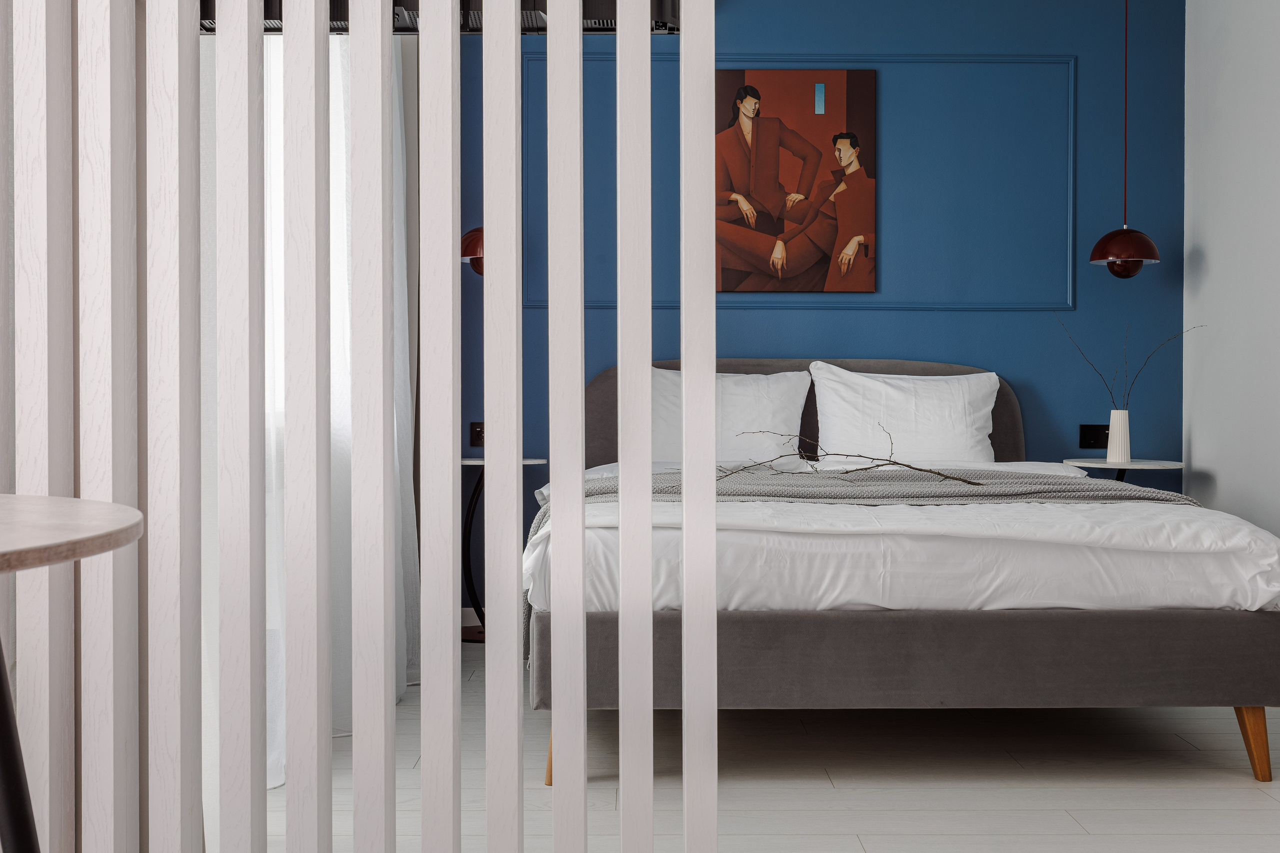 Виды из окна (при наличии): Если из вашей студии открывается красивый вид, мы обязательно его покажем.*   Фотографии придомовой территории ЖК "Факел": Покажем благоустроенный двор, парковку и другие удобства жилого комплекса, которые могут быть важны для гостей.