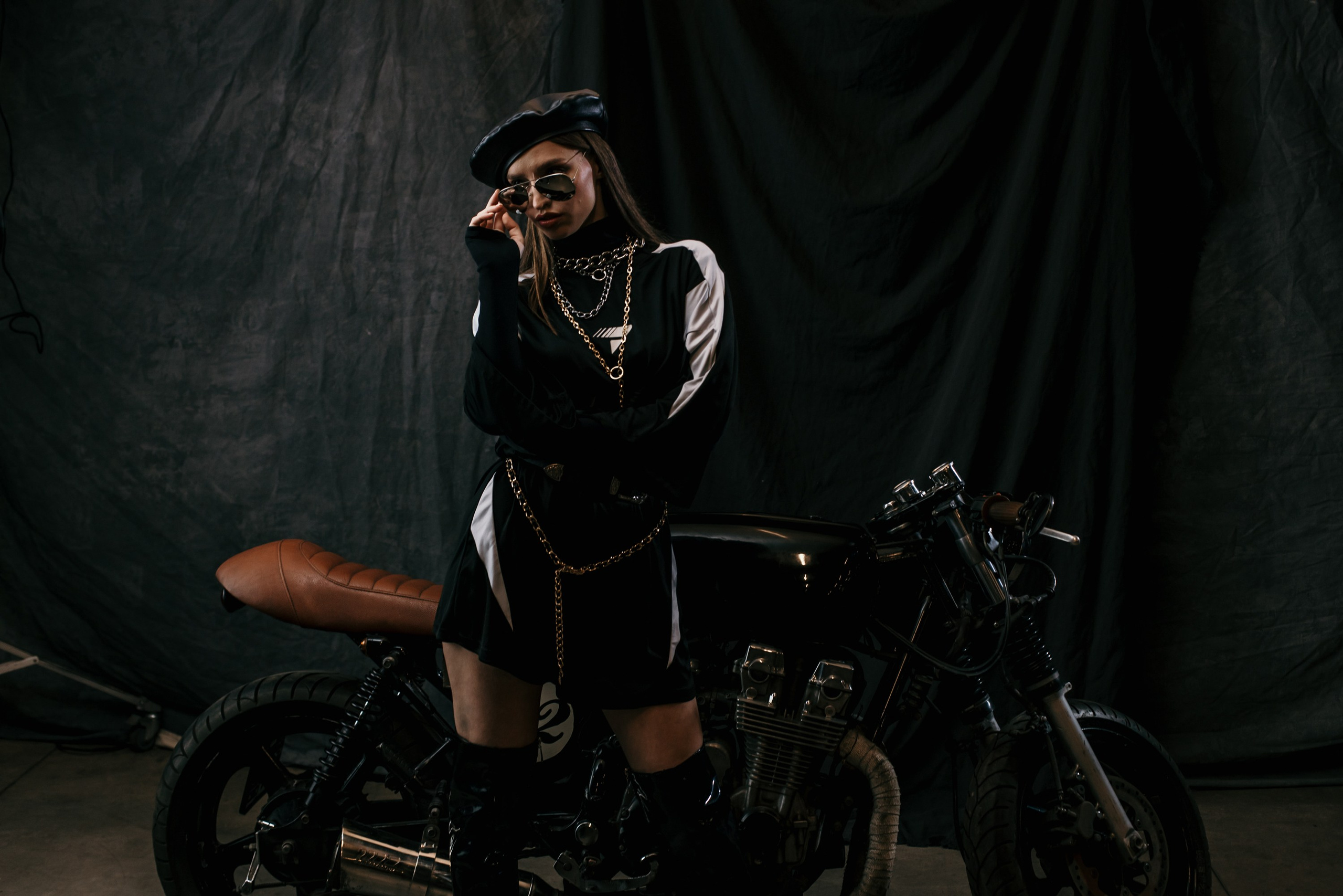 Девушки-байкеры — Фотосессия с мотоциклом в Питере. Свадебный, семейный, портретный, репортажный фотограф в Санкт-Петербурге