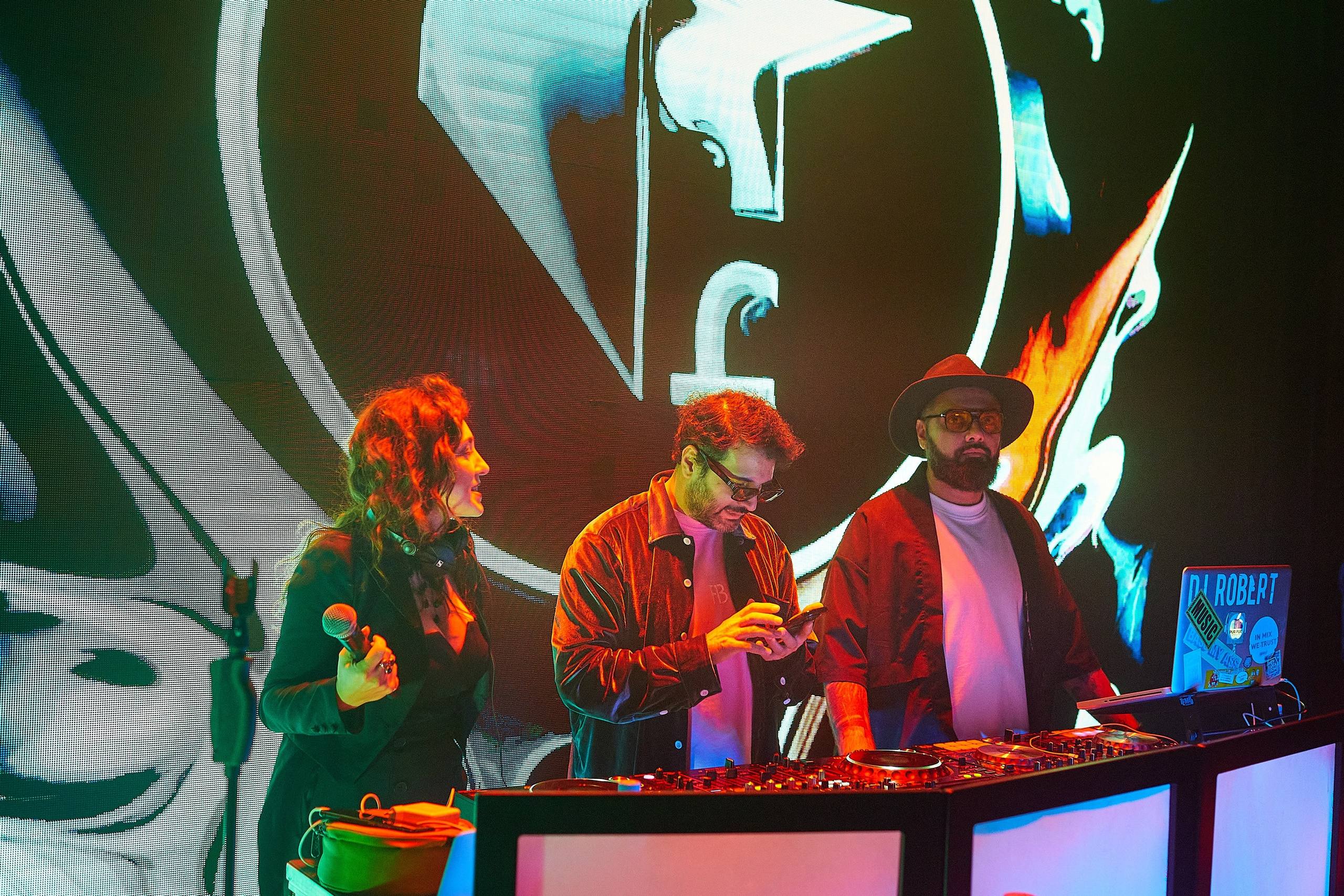 RADUGADESIGN. Александр Осин — корпоративный и семейный фотограф в Москве