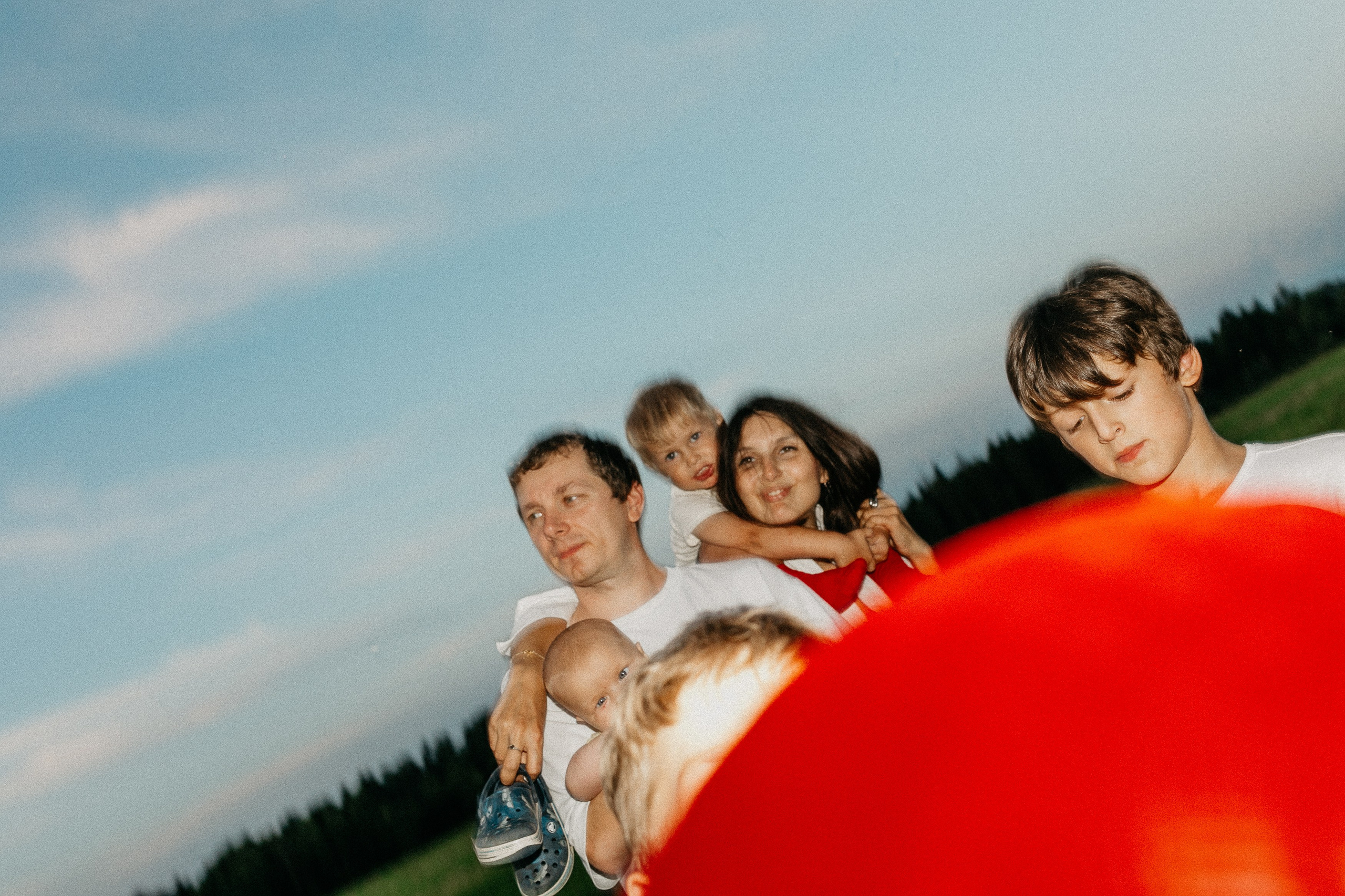 Фотосессия с красными мячами. Семейный фотограф Маша Тимофеева | Москва