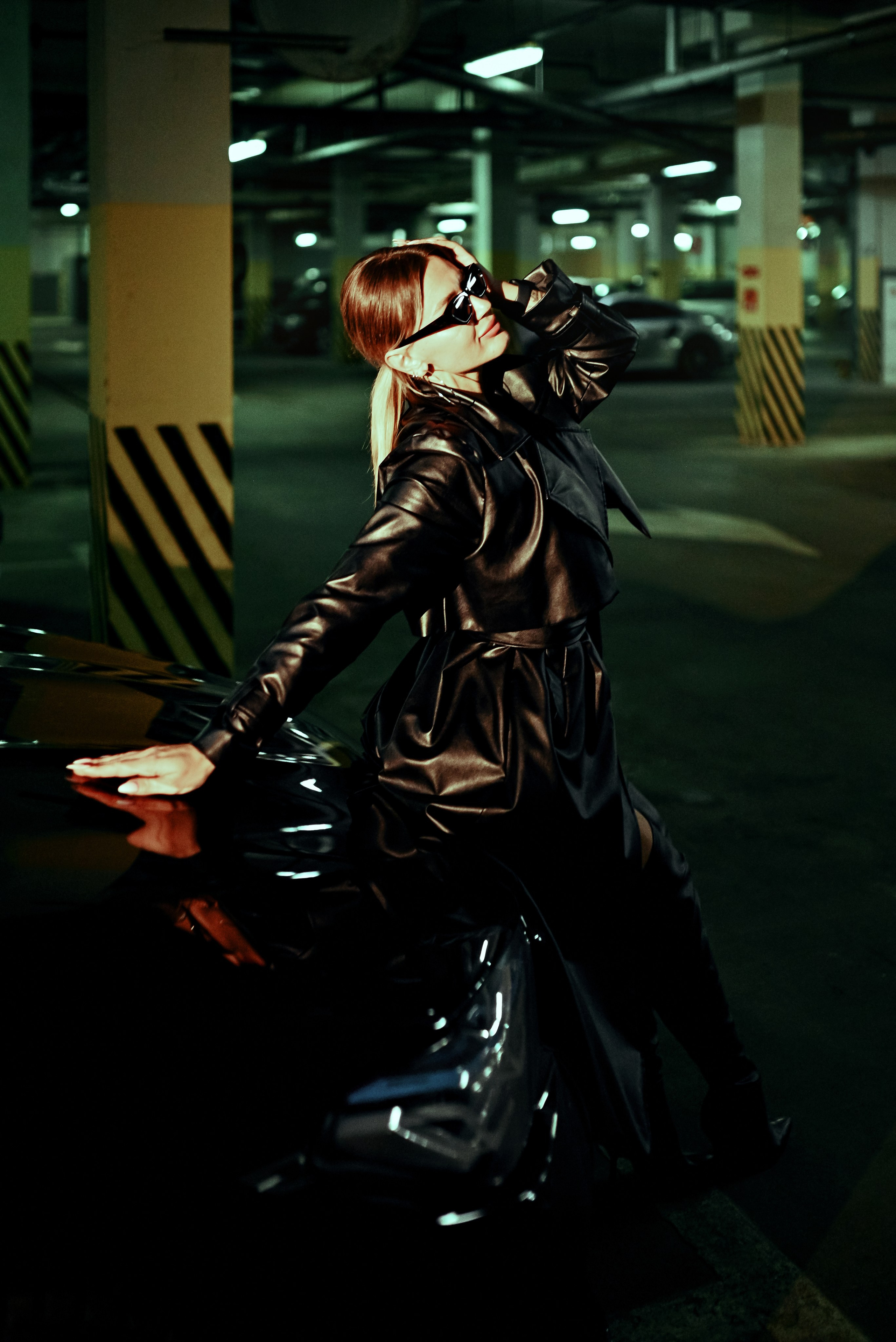 Фотосессия в белье и плаще на парковке с машиной Витебск