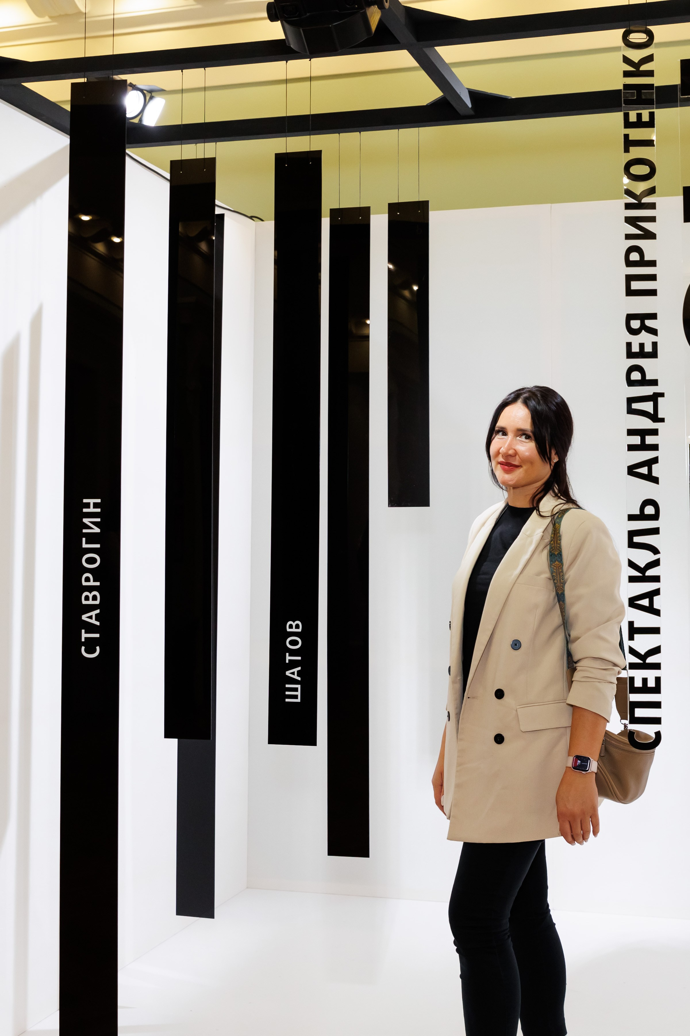 Красный факел — фотозона перед премьерой спектакля. Фотограф Новосибирск — Наталья Гресь