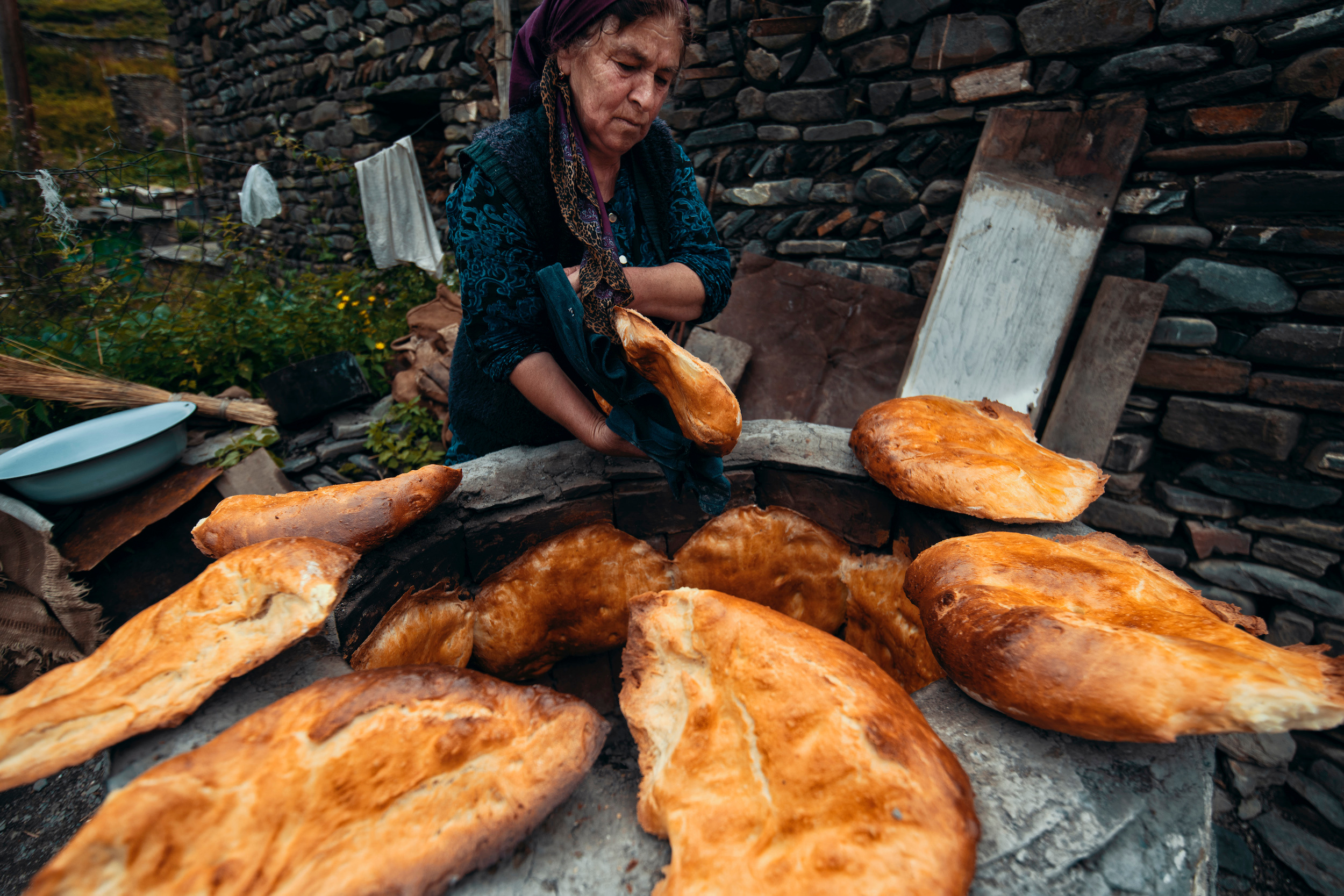 В канун праздника Курбан-байрам кусурские женщины пекут тандырный хлеб