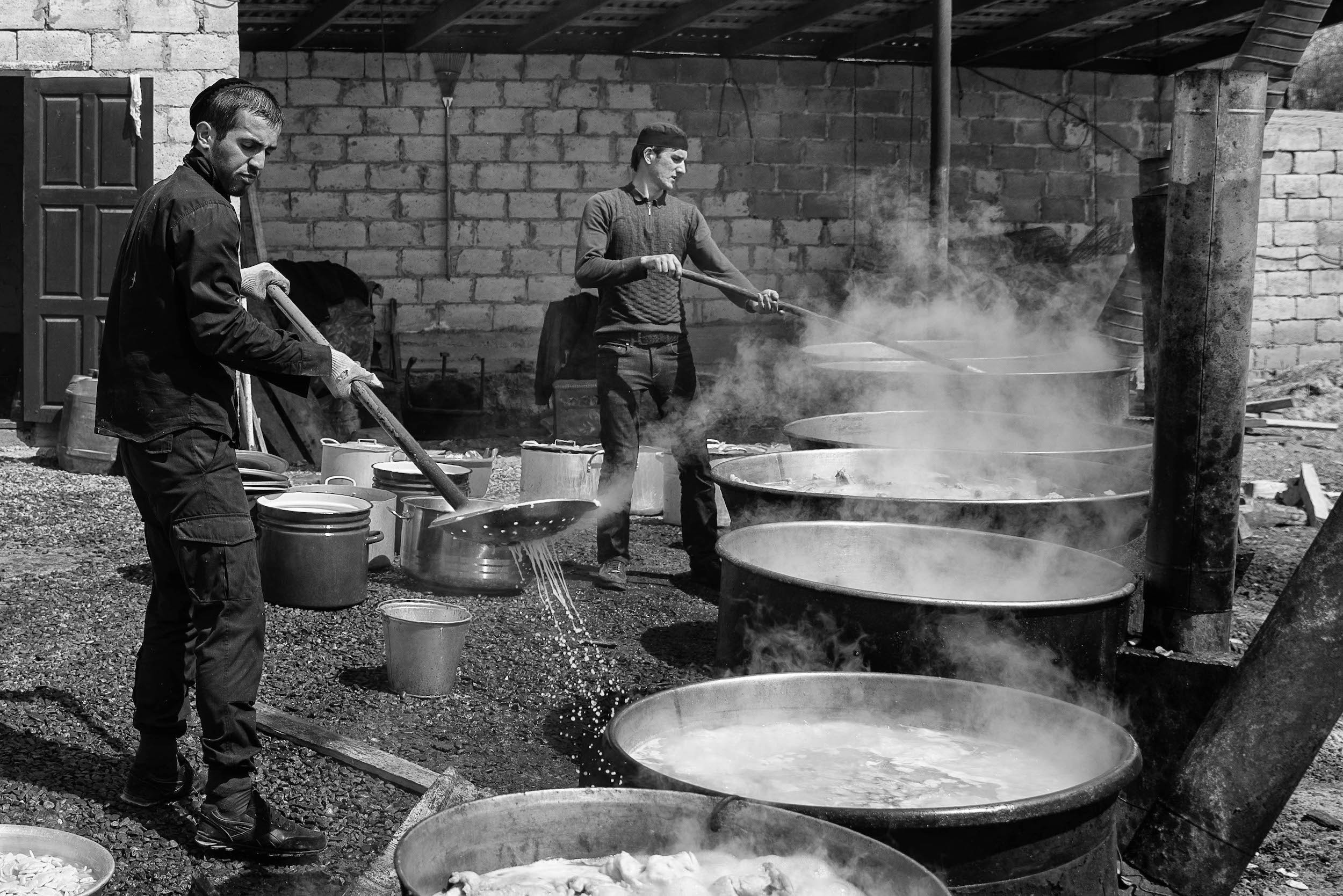 Зикр требует много энергии. После его завершения участники едят огромные порции вареного мяса.