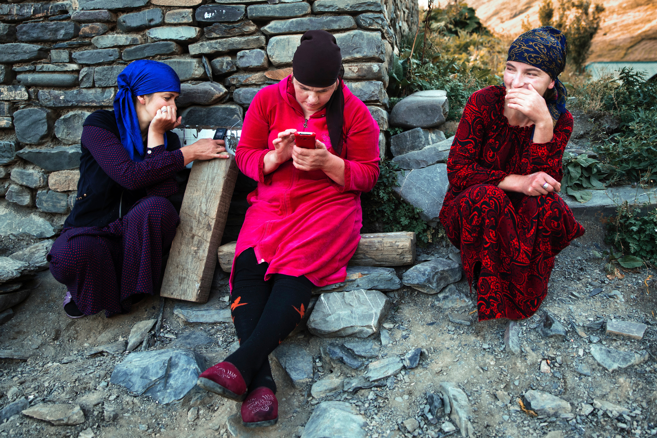 Чтобы воспользоваться мобильным телефоном, его надо подвесить вверх динамиком на специальную пластинку, укрепленную на каменной стене. Если повезет, через пару минут он поймает сеть.