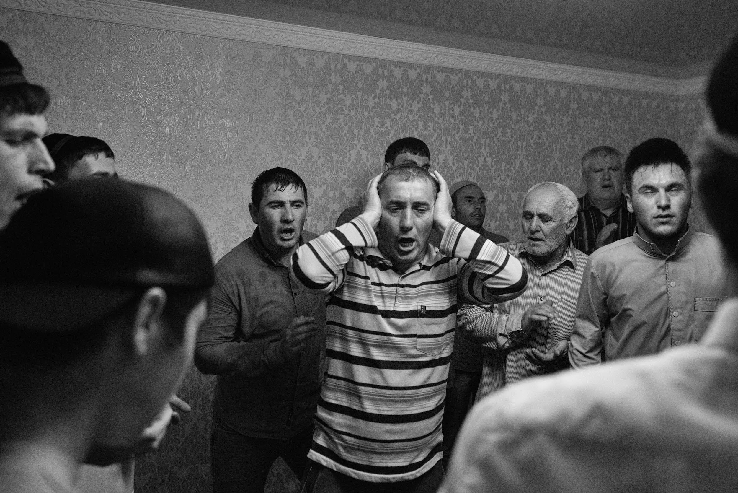 Братства манишейховцев, баматгиреевцев и алимитаевцев во время зикра яростно трясут головами.