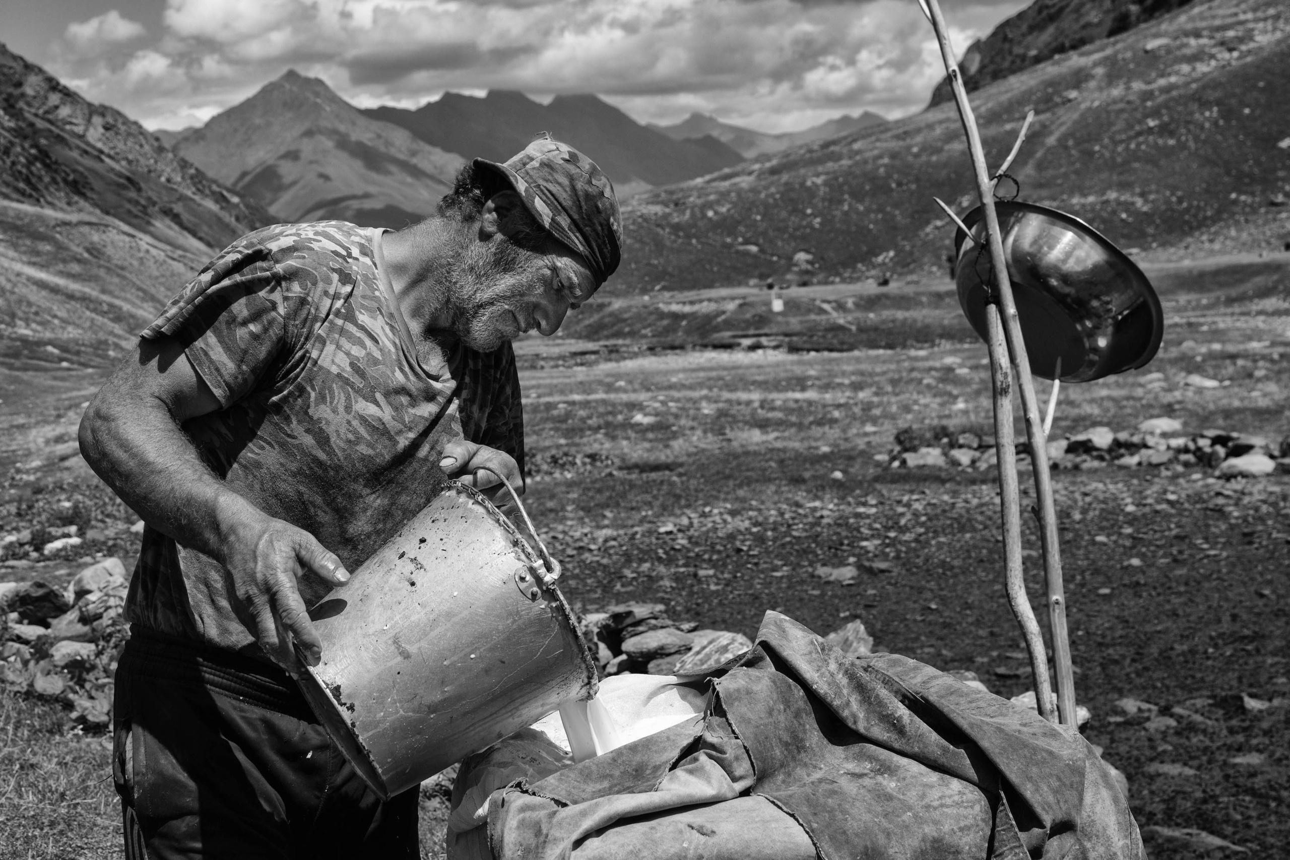 Дойка овец в Тляратинском районе Дагестана. Журналист, фотограф и кинодокументалист Владимир Севриновский