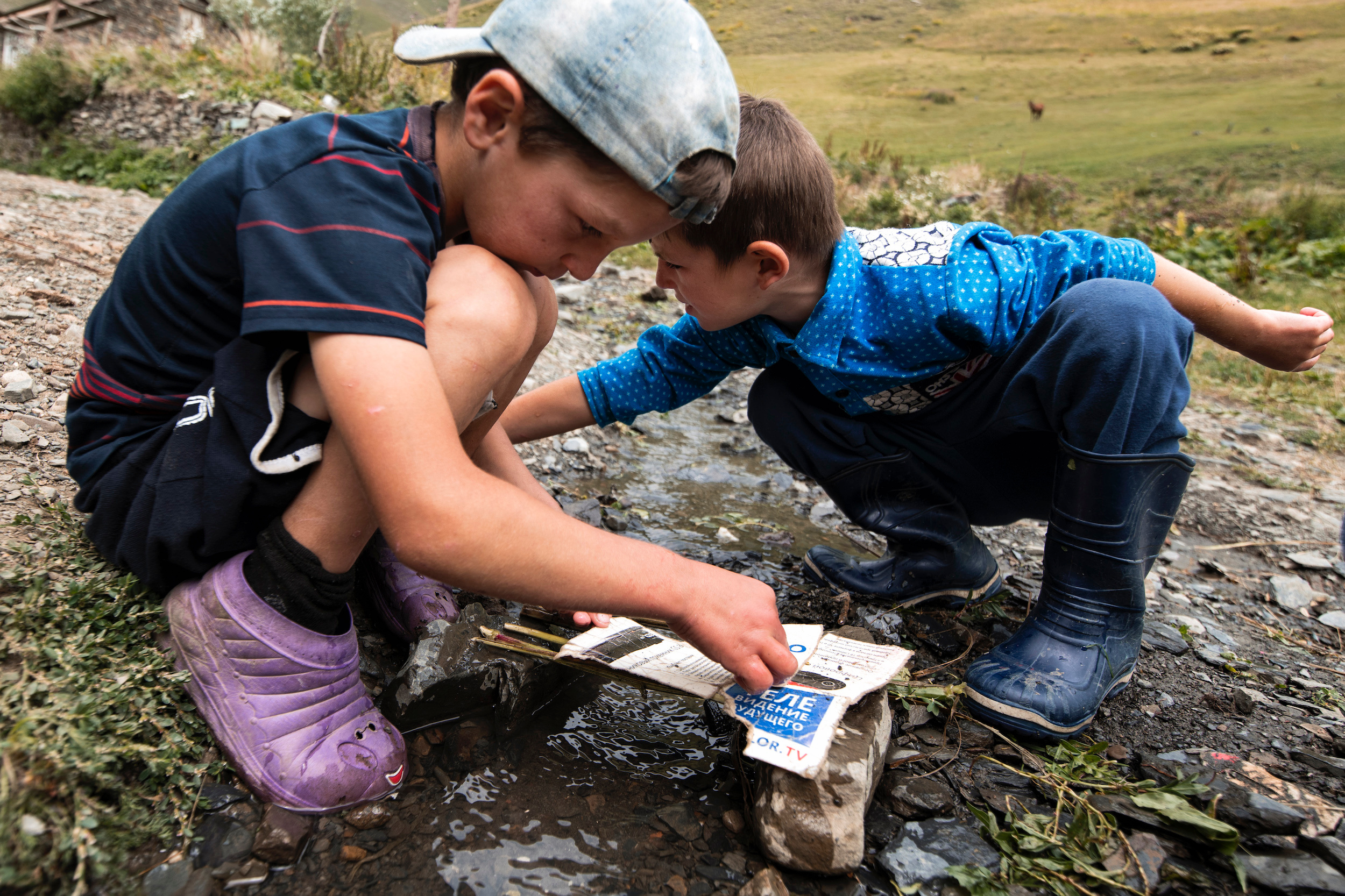 Пару лет назад высокий чиновник прилетел на День села на вертолете и торжественно обещал приехать через год на джипе. С тех пор здесь не видели ни чиновника, ни дорожных строителей. Разве что дети возводят мосты над ручейками.