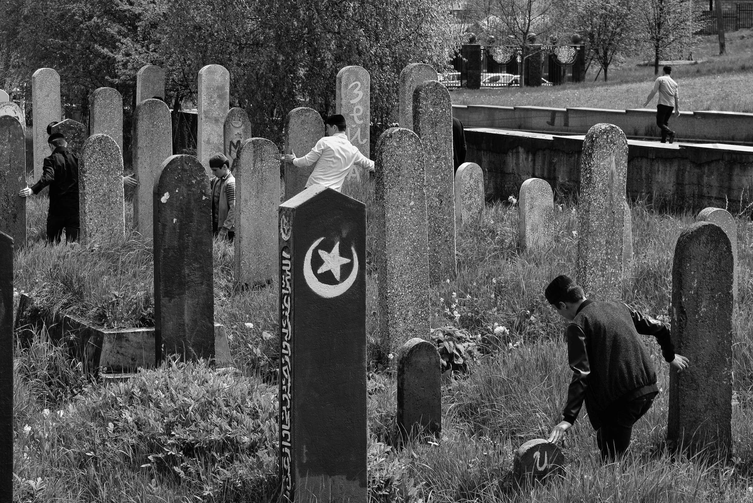 После зикра мюриды Батал-хаджи касаются могильных камней на кладбище в селении Сурхахи, где похоронены основатель братства и его семья. Его потомки до сих пор контролируют братство и играют важную роль в ингушской политике.