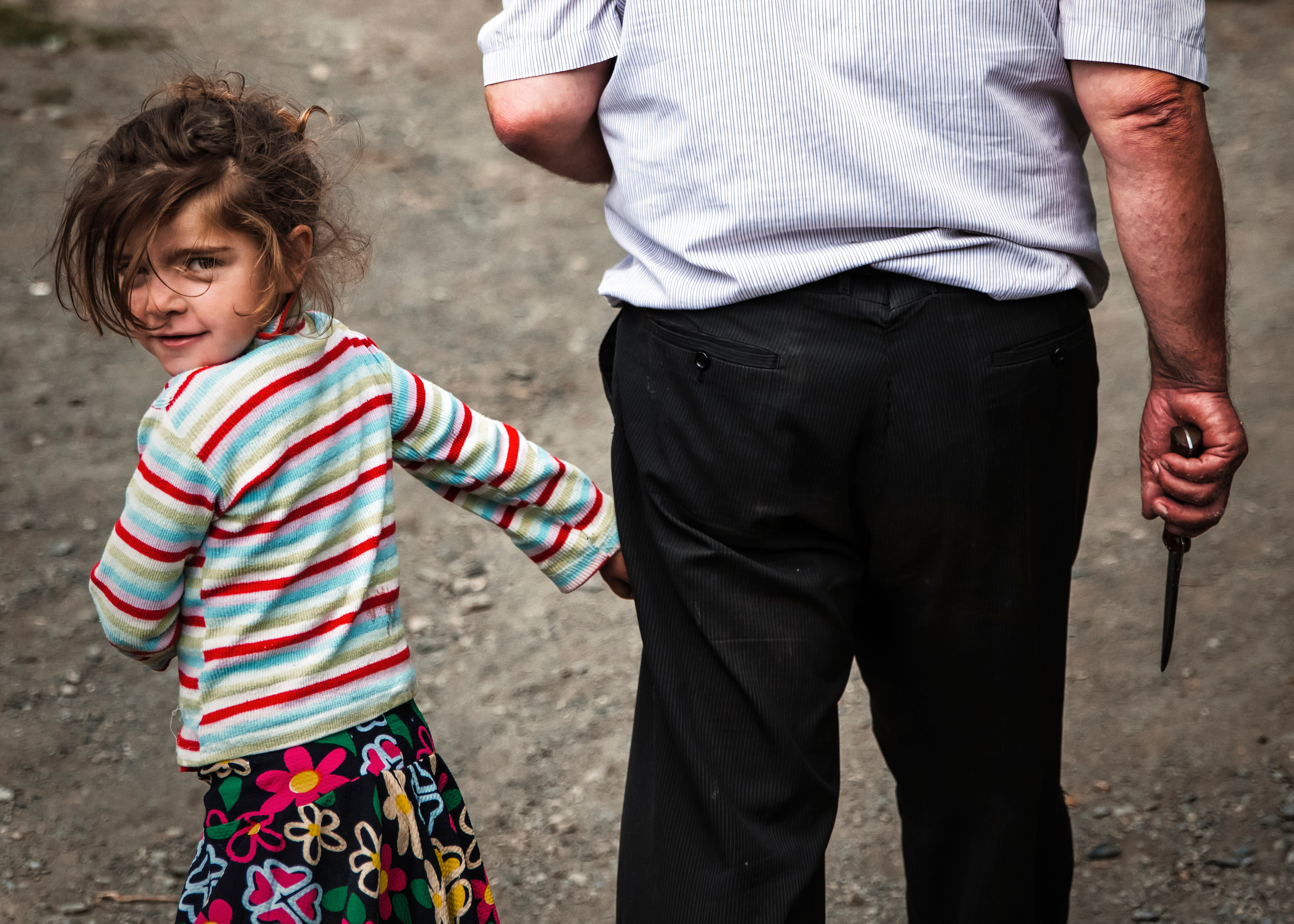 Дед и внучка идут готовить сушеную колбасу