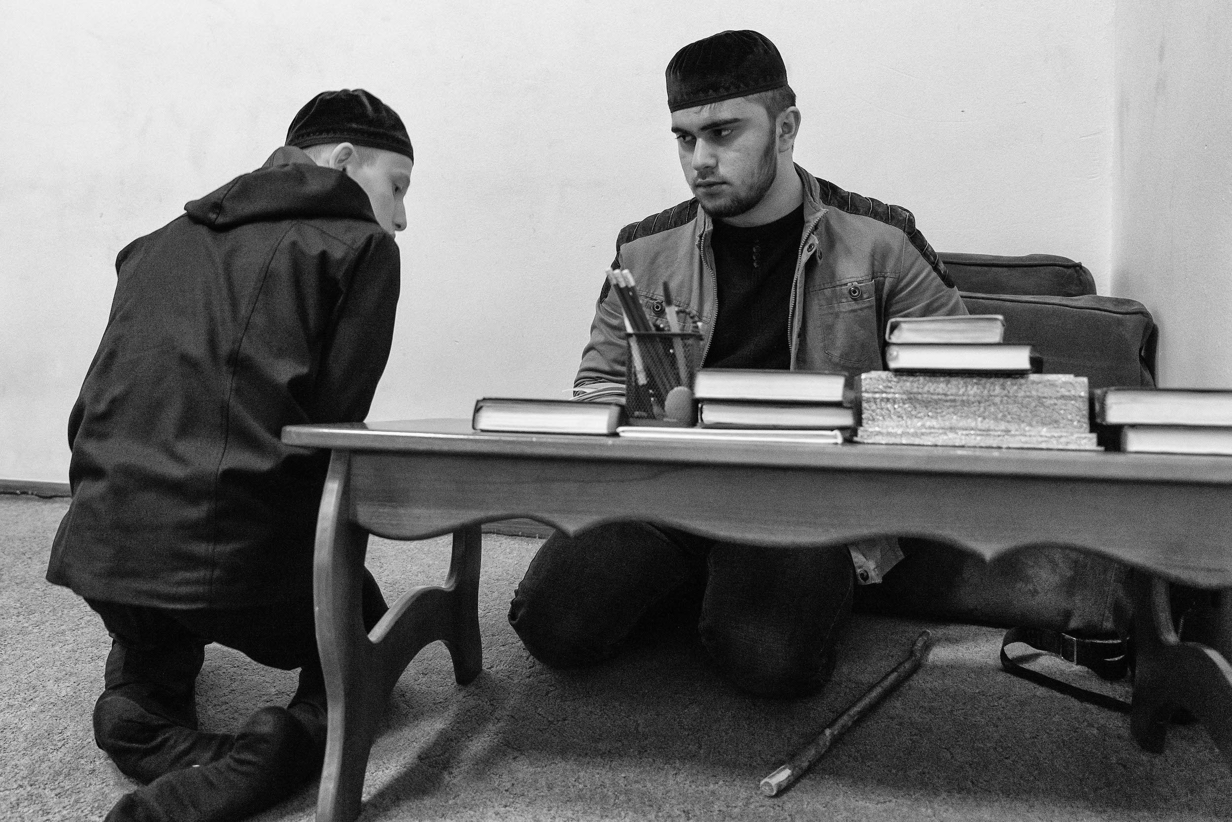 Способные дети, прошедшие конкурс, поступают на три года в школу хафизов, где учат наизусть Коран. Даже если они после этого не продолжат духовное образование, все равно до конца жизни останутся уважаемыми членами общества.