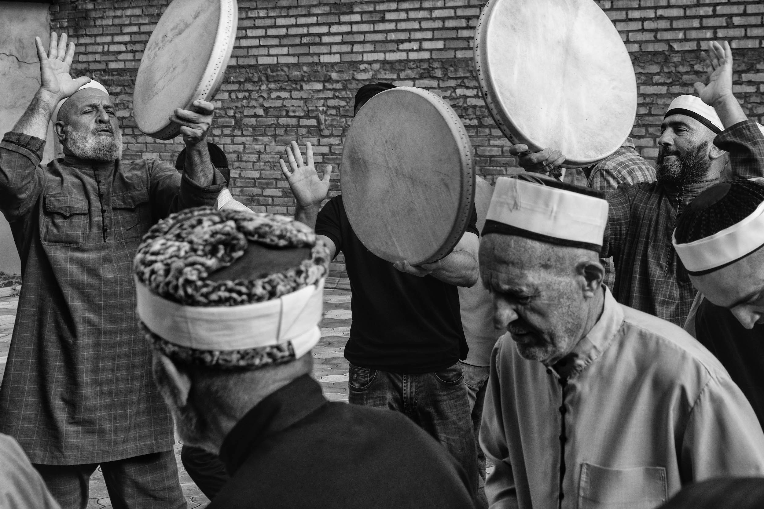 Чиммирзоевцы используют в зикре большие барабаны из козлиной кожи.