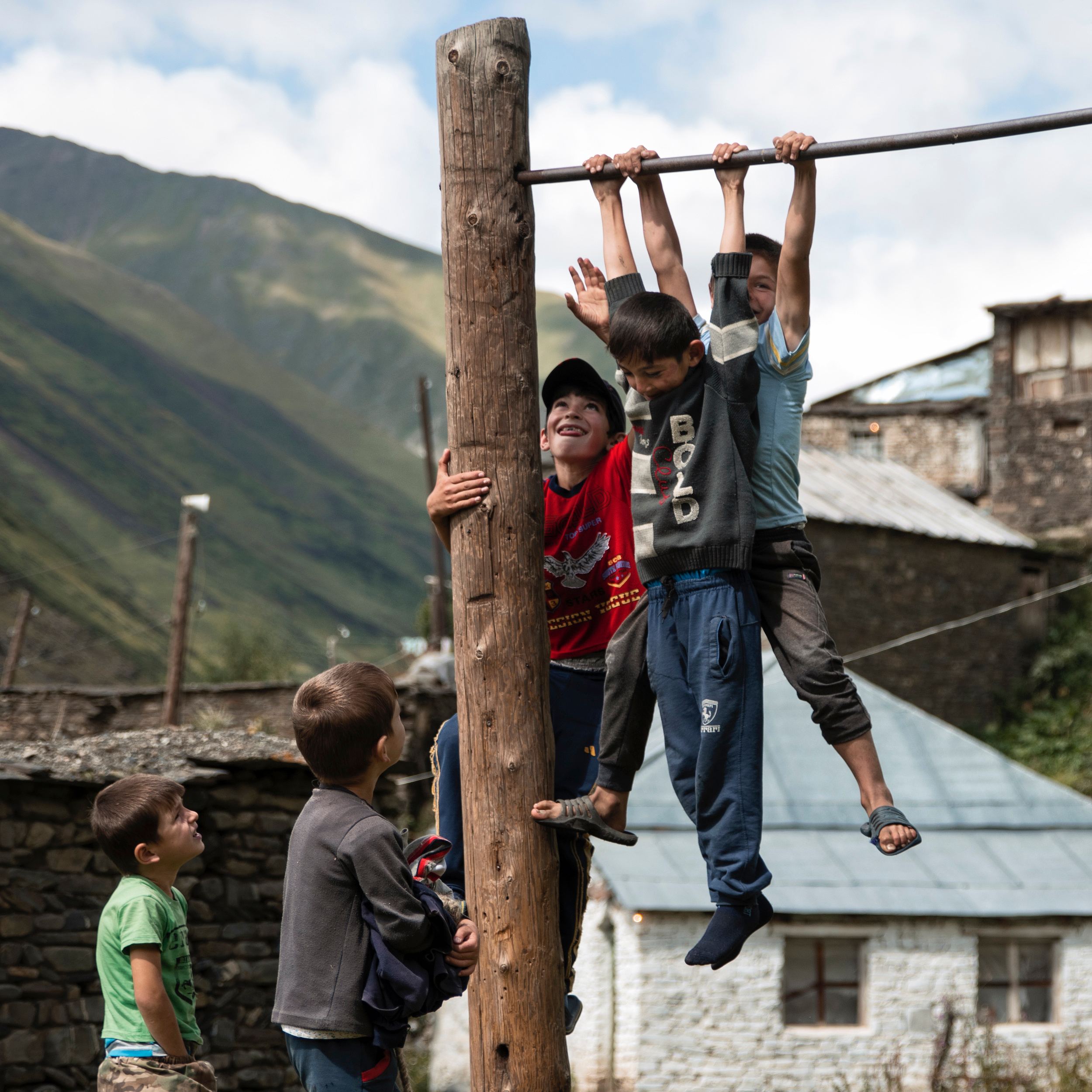 Верхняя штанга футбольных ворот моментально превращается в турник