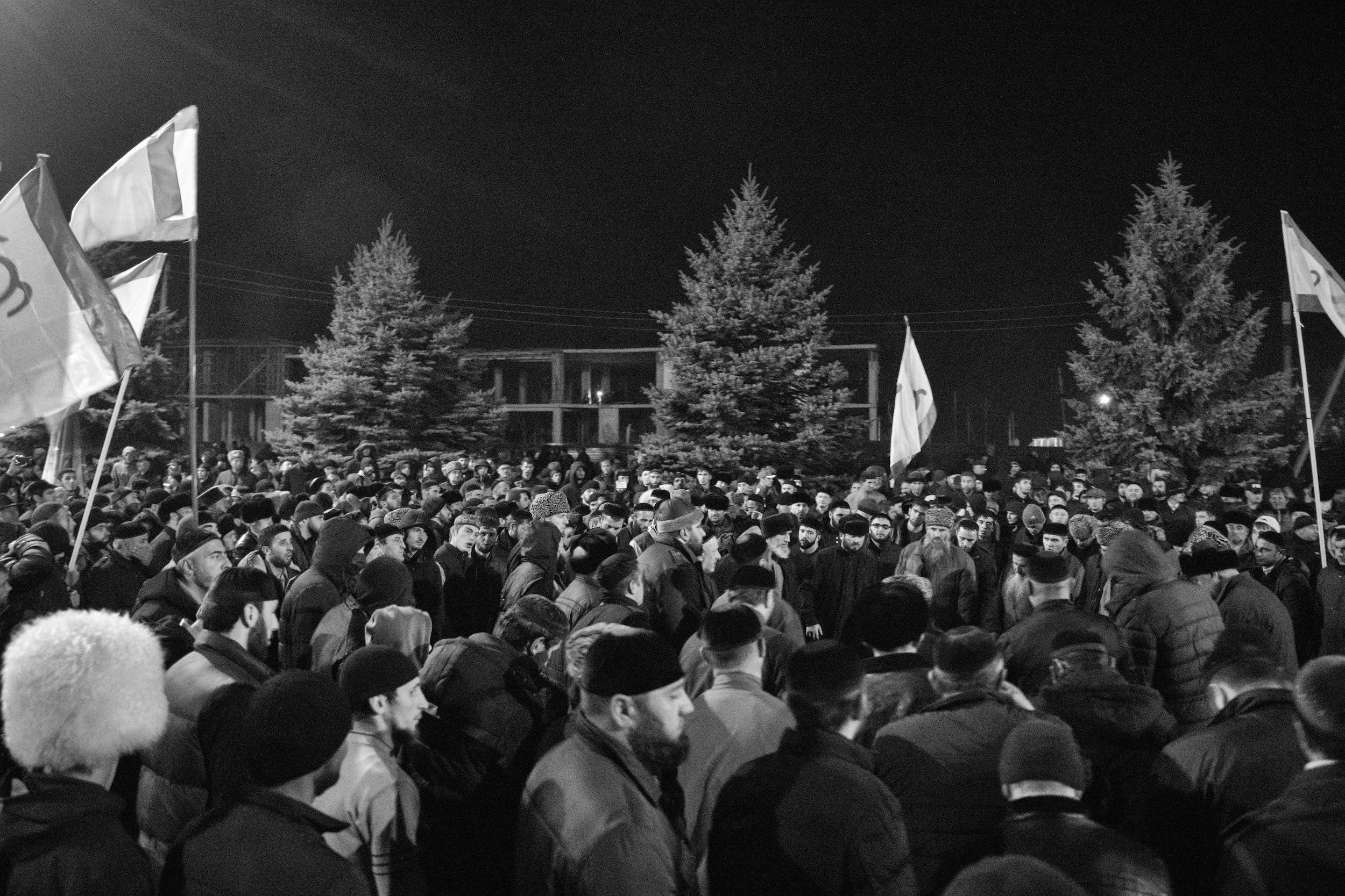 Огромные стихийные зикры происходили ночью в Магасе, столице Ингушетии, во время массовых протестов осенью 2018 года. Полиция, спецназовцы и митингующие вместе взывали к Аллаху.