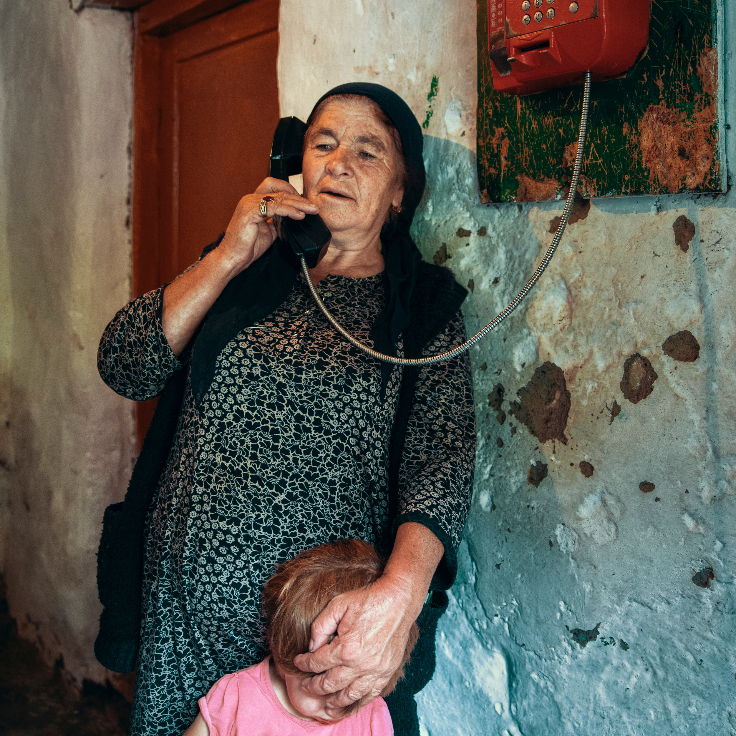 Единственный способ связаться с жителями Кусура извне - позвонить на таксофон. Ближайший кусурец отыщет и приведет нужного человека. Теоретически, сельчане тоже могут отсюда звонить, но карточки ни у кого нет.