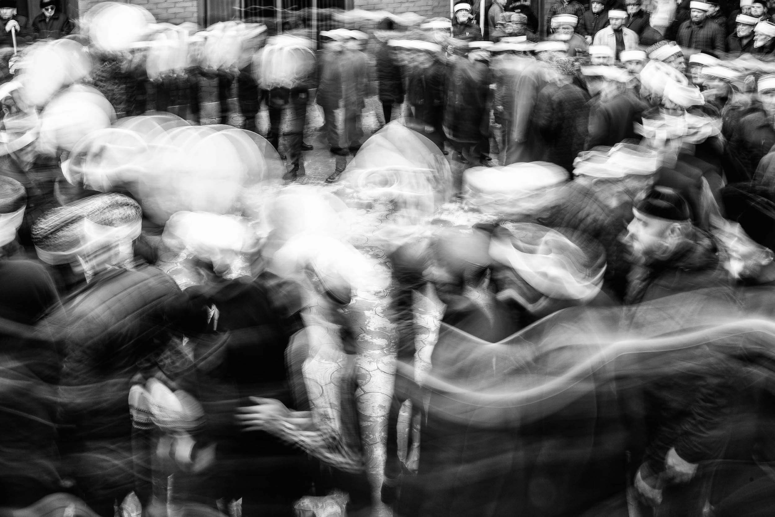 В большинстве зикров участники около часа движутся по кругу, иногда меняя направление. В центр круга входить запрещено.