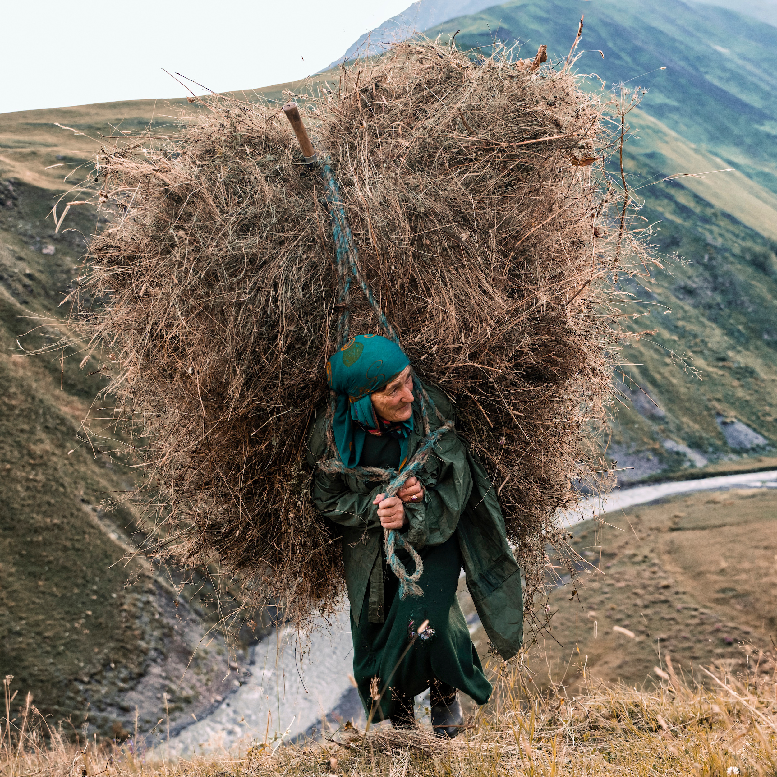 Как и всюду в горах Дагестана, женщины приносят в Кусур сено на своей спине